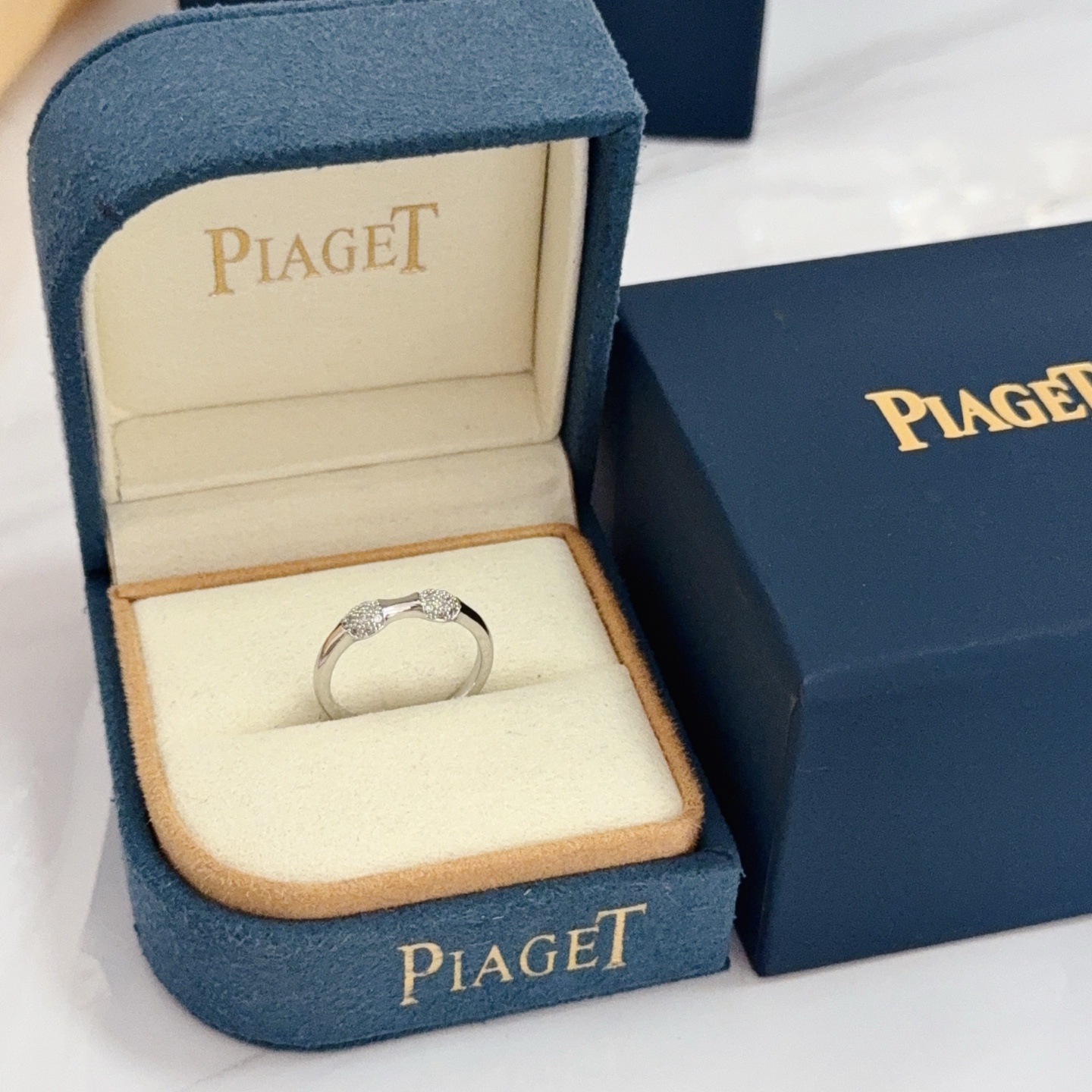 NO:678790,Piaget ring, high-end customized version, inlaid with diamonds, made of V gold, showing luxury in every detail. The metal texture and texture complement each other, shining under the light, reflecting the luxury and elegance., jewelry boutique, Piaget, ring19860909Piaget伯爵戒指,高端定制版本 镶嵌钻工艺 ,V金材质 ,细节处尽显奢华.金属质感与纹理相互映衬,光线之下,熠熠生辉,体现了奢华与典雅的气质.,饰品精品,piaget,ring,Jewelry