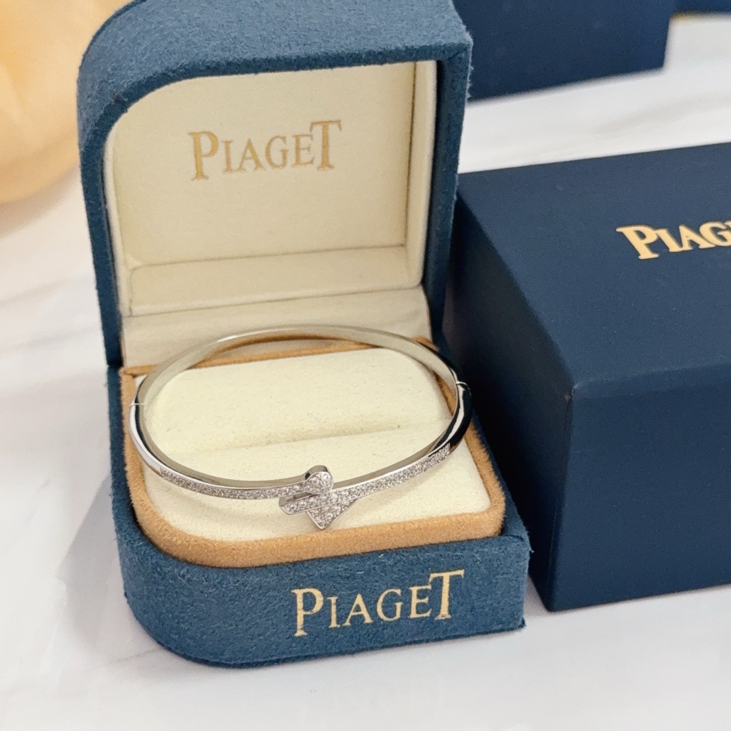 NO:678792,Piaget bracelet, high-end customized version, inlaid with diamonds, made of V gold material, showing luxury in every detail. The metal texture and texture complement each other, shining under the light, reflecting the luxury and elegance. Whether it is a business occasion or a sweet date, it can highlight the delicacy and elegance~ It is so beautiful to get it, it is definitely your dream bracelet., jewelry boutique, Piaget, bracelet19860909Piaget伯爵手镯, 高端定制版本 镶嵌钻工艺 ,V金材质 ,细节处尽显奢华.金属质感与纹理相互映衬,光线之下,熠熠生辉,体现了奢华与典雅的气质.无论是商务场合还是甜蜜约会都能凸显精致和优雅~上手都太美了,绝对是你的梦中情镯.,饰品精品,piaget,bracelet,Jewelry