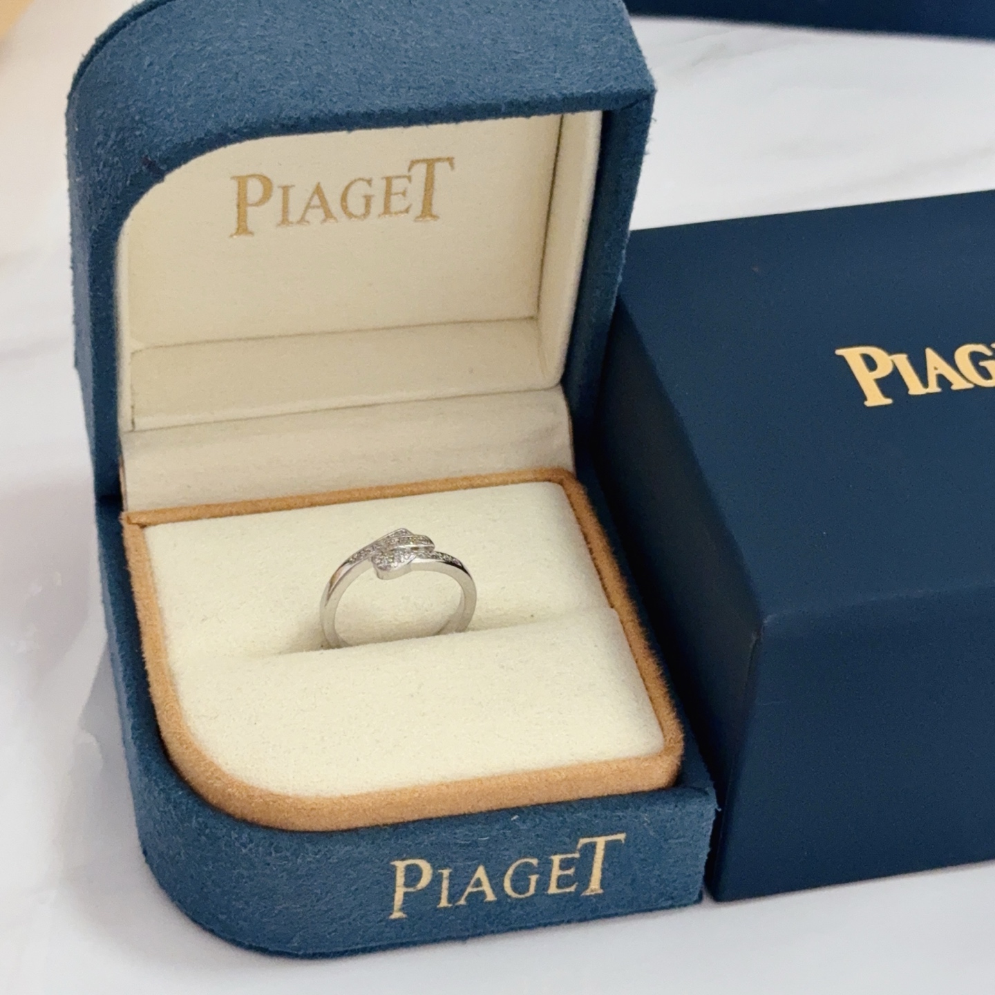 NO:678795,Piaget ring, high-end customized version, inlaid with diamonds, made of V gold, showing luxury in every detail. The metal texture and texture complement each other, shining under the light, reflecting the luxury and elegance., jewelry boutique, Piaget, ring19860909Piaget伯爵戒指,高端定制版本 镶嵌钻工艺 ,V金材质 ,细节处尽显奢华.金属质感与纹理相互映衬,光线之下,熠熠生辉,体现了奢华与典雅的气质.,饰品精品,piaget,ring,Jewelry