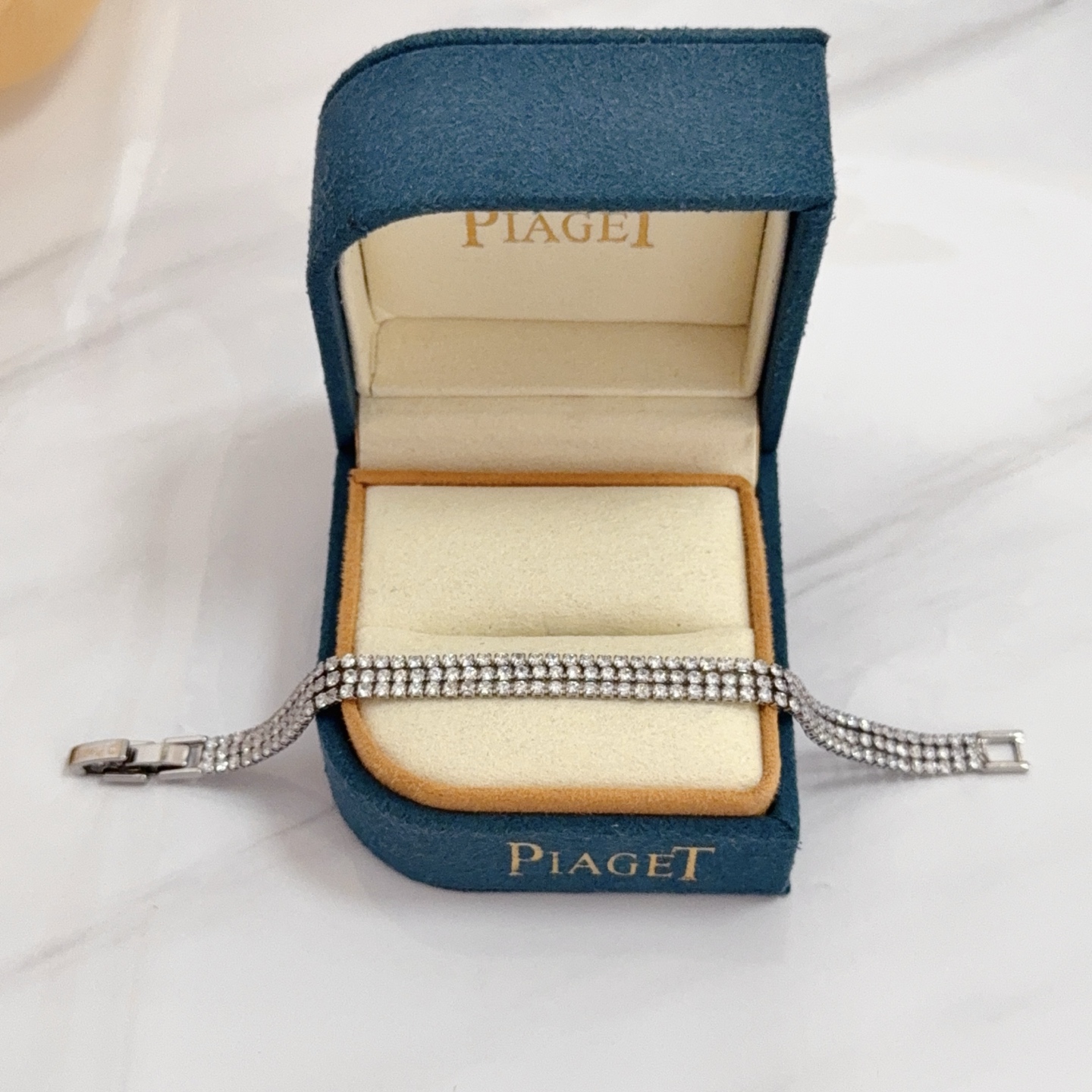 NO:678799,Piaget bracelet is a high-end customized version with diamond inlay technology and V-gold material. The details are full of luxury. The metal texture and texture complement each other and shine under the light, reflecting the luxury and elegance. Whether it is a business occasion or a sweet date, it can highlight the delicacy and elegance. It is so beautiful to get it. It is definitely your dream bracelet., jewelry boutique, Piaget, bracelet19860909Piaget伯爵手链 高端定制版本 镶嵌钻工艺 ,V金材质 ,细节处尽显奢华.金属质感与纹理相互映衬,光线之下,熠熠生辉,体现了奢华与典雅的气质.无论是商务场合还是甜蜜约会都能凸显精致和优雅~上手都太美了,绝对是你的梦中情镯.,饰品精品,piaget,bracelet,Jewelry