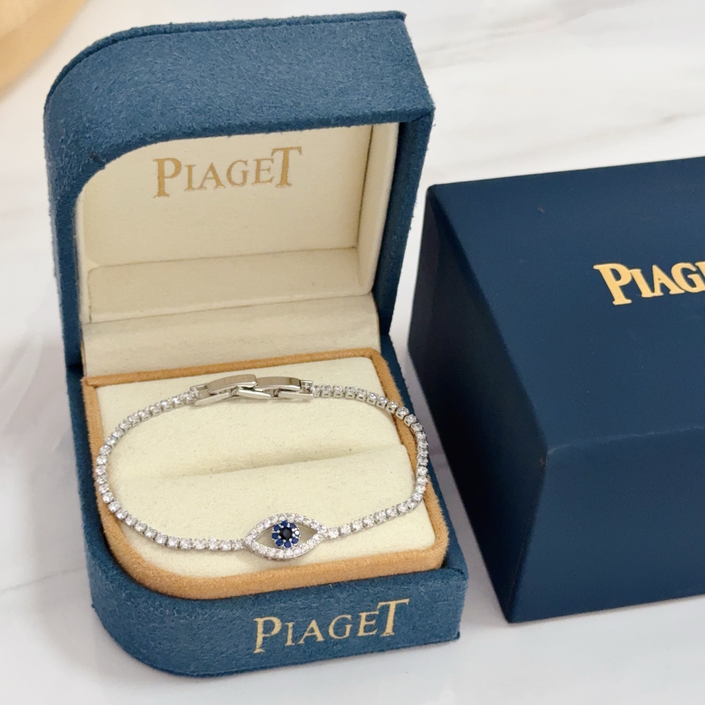 NO:678800,Piaget bracelet, high-end customized version, inlaid with diamonds, made of V gold material, showing luxury in every detail. The metal texture and texture complement each other, shining under the light, reflecting the luxury and elegance. Whether it is a business occasion or a sweet date, it can highlight the delicacy and elegance~ It is so beautiful to get it, it is definitely your dream bracelet., jewelry boutique, Piaget, bracelet19860909Piaget伯爵手链,高端定制版本 镶嵌钻工艺 ,V金材质 ,细节处尽显奢华.金属质感与纹理相互映衬,光线之下,熠熠生辉,体现了奢华与典雅的气质.无论是商务场合还是甜蜜约会都能凸显精致和优雅~上手都太美了,绝对是你的梦中情镯.,饰品精品,piaget,bracelet,Jewelry