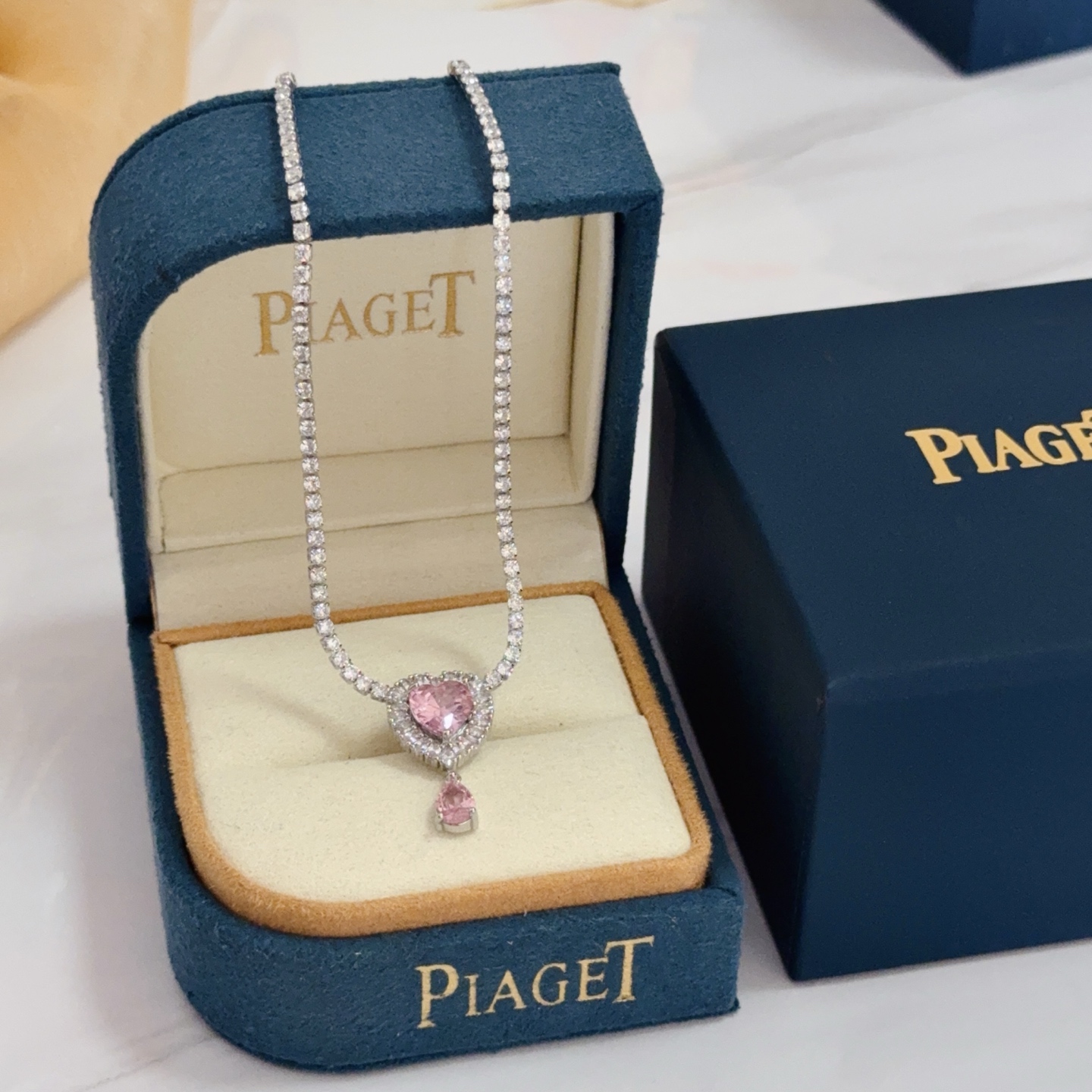 NO:678804,Piaget necklace is a high-end customized version with diamond inlay technology and V-gold material. The details are full of luxury. The metal texture and texture complement each other and shine under the light. It is low-key yet luxurious and charming. Whether it is a business occasion or a sweet date, it can highlight sophistication and elegance~, jewelry boutique, Piaget, necklace19860909Piaget伯爵项链 高端定制版本 镶嵌钻工艺 ,V金材质 ,细节处尽显奢华.金属质感与纹理相互映衬,光线之下,熠熠生辉,低调又不失奢华魅力,无论是商务场合还是甜蜜约会都能凸显精致和优雅~,饰品精品,piaget,necklace,Jewelry