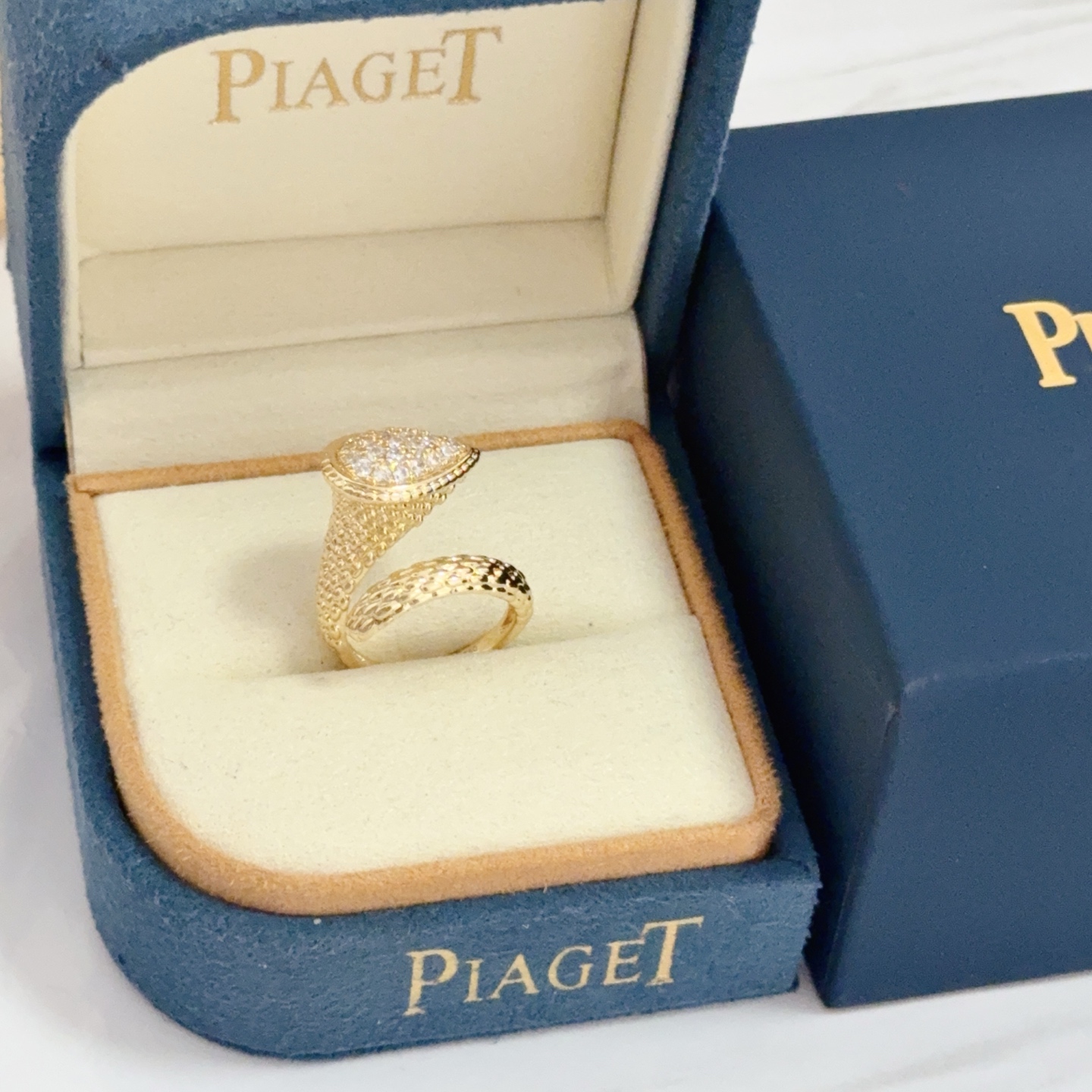 NO:678810,Piaget ring, high-end customized version, inlaid with diamonds, made of V gold, showing luxury in every detail. The metal texture and texture complement each other, shining under the light, reflecting the luxury and elegance., jewelry boutique, Piaget, ring19860909Piaget伯爵戒指,高端定制版本 镶嵌钻工艺 ,V金材质 ,细节处尽显奢华.金属质感与纹理相互映衬,光线之下,熠熠生辉,体现了奢华与典雅的气质.,饰品精品,piaget,ring,Jewelry