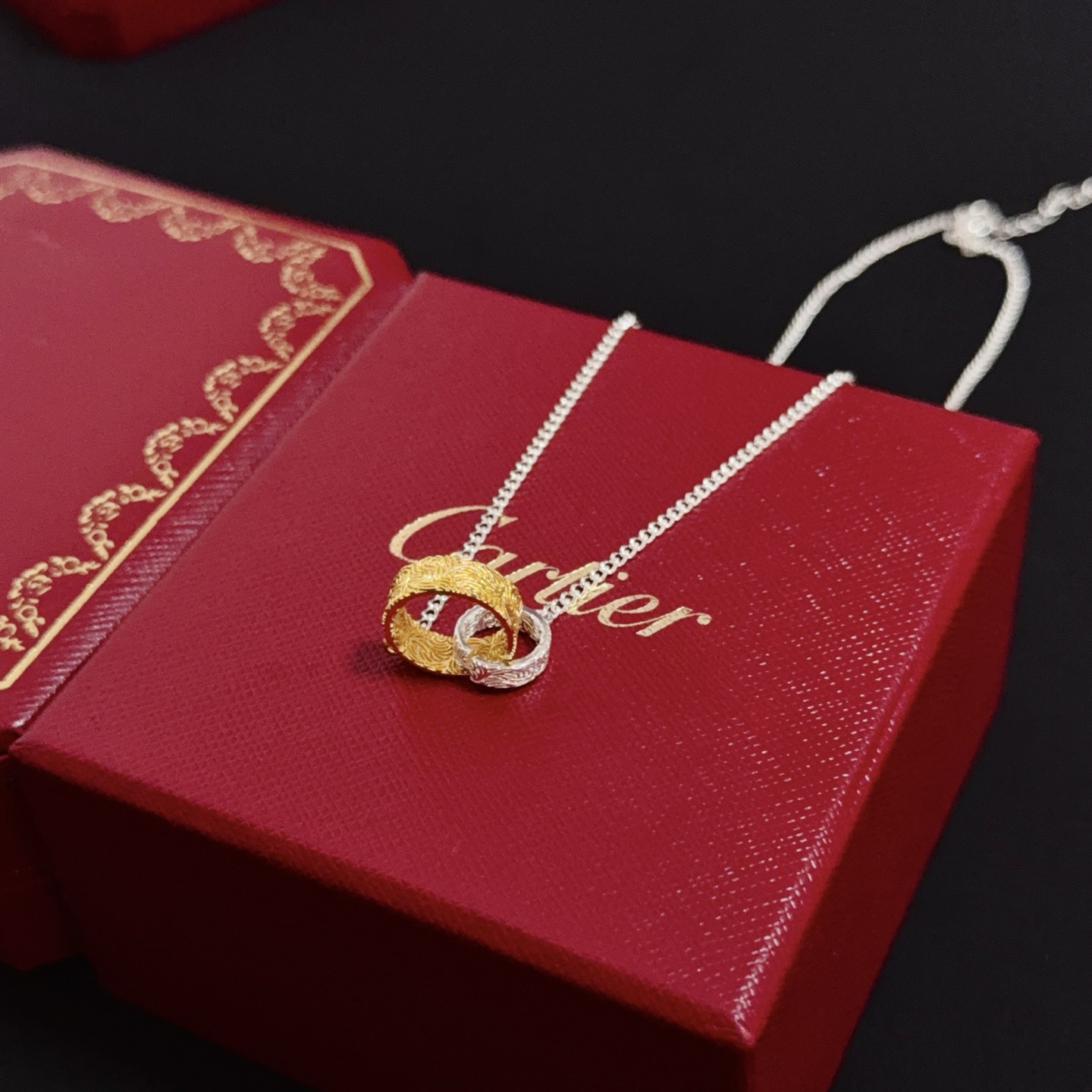 NO:678820,Cartier necklace, high-end customized version, inlaid with diamond craftsmanship, V gold material, classic and fashionable style, reconstructing the aesthetics of love with sharp lines!  Breaking the rules, the diamond-encrusted design actually achieves the ceiling of high-end sense - no need for flashy accumulation, love should be as pure as ever. Cartier is loved by many celebrities and Internet celebrities. The Leopard series bracelet is absolutely an eternal classic, and it is not limited to men and women, and there is no age limit!  Wear it and you will be the center of attention!  , jewelry boutique,cartier,necklace,bracelet19860909卡地亚项链 高端定制版本 镶嵌钻工艺 V金材质 经典而时尚风格 用凌厉线条重构爱情美学！打破常规,镶嵌钻设计反而成就高级感天花板——无需浮华堆砌,爱本应纯粹如初 卡地亚受众多明星网红的爱戴 豹子系列手镯 绝对是永恒经典 而且男女不限 年龄不限 ！戴上它你就是焦点！,饰品精品,cartier,necklace,bracelet,Jewelry