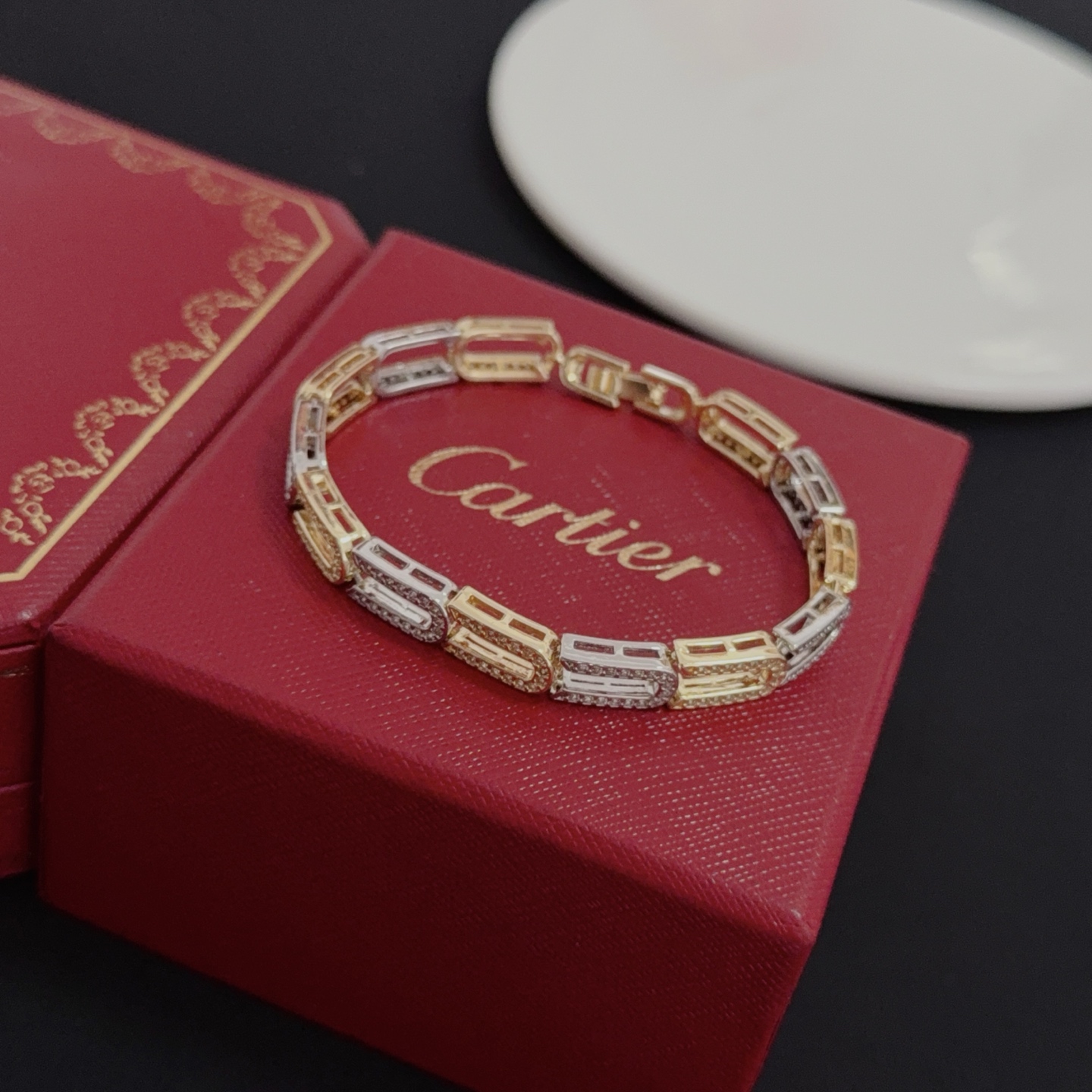 NO:678822,Cartier diamond-encrusted bracelet, high-end customized version, diamond-encrusted craftsmanship, V-gold material, classic and fashionable style, reconstructing the aesthetics of love with sharp lines!  Breaking the rules, the diamond-encrusted design actually achieves the ceiling of high-end sense - no need for flashy accumulation, love should be as pure as ever. Cartier is loved by many celebrities and Internet celebrities. The Leopard series bracelet is absolutely an eternal classic, and it is not limited to men and women, and there is no age limit!  Wear it and you will be the center of attention!  , jewelry boutique,cartier,bracelet,bracelet19860909卡地亚镶钻手链 高端定制版本 镶嵌钻工艺 V金材质 经典而时尚风格 用凌厉线条重构爱情美学！打破常规,镶嵌钻设计反而成就高级感天花板——无需浮华堆砌,爱本应纯粹如初 卡地亚受众多明星网红的爱戴 豹子系列手镯 绝对是永恒经典 而且男女不限 年龄不限 ！戴上它你就是焦点！,饰品精品,cartier,bracelet,bracelet,Jewelry