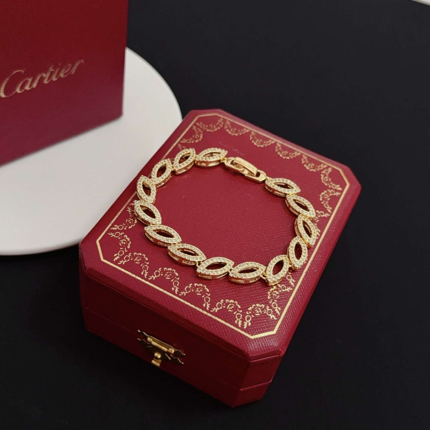 NO:725053,Cartier diamond-encrusted bracelet, high-end customized version, diamond-encrusted craftsmanship, V-gold material, classic and fashionable style, reconstructing the aesthetics of love with sharp lines!  Breaking the rules, the diamond-encrusted design actually achieves the ceiling of high-end sense - no need for flashy accumulation, love should be as pure as ever. Cartier is loved by many celebrities and Internet celebrities. The Leopard series bracelet is absolutely an eternal classic, and it is not limited to men and women, and there is no age limit!  Wear it and you will be the center of attention!  , jewelry boutique,cartier,bracelet,bracelet19860909卡地亚镶钻手链 高端定制版本 镶嵌钻工艺 V金材质 经典而时尚风格 用凌厉线条重构爱情美学！打破常规,镶嵌钻设计反而成就高级感天花板——无需浮华堆砌,爱本应纯粹如初 卡地亚受众多明星网红的爱戴 豹子系列手镯 绝对是永恒经典 而且男女不限 年龄不限 ！戴上它你就是焦点！,饰品精品,cartier,bracelet,bracelet,Jewelry