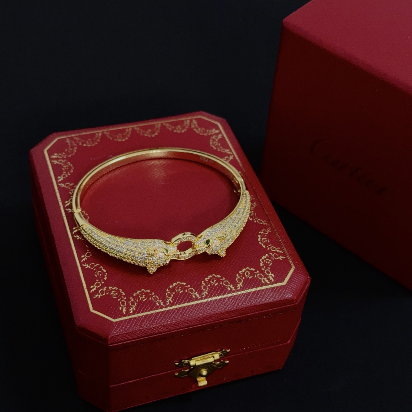 Cartier 卡地亚镶钻猎豹手镯 高端定制版本 镶嵌钻工艺 V金材质 而 风格 用凌厉线条重构爱情美学 打破常规