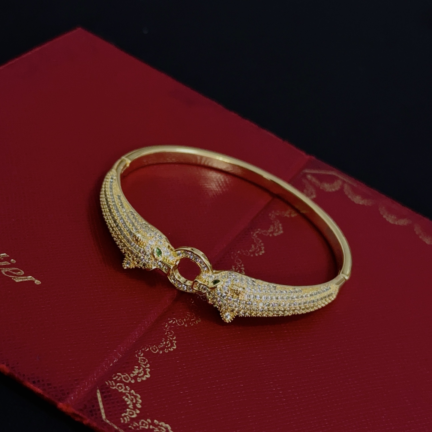 Cartier 卡地亚镶钻猎豹手镯 高端定制版本 镶嵌钻工艺 V金材质 而 风格 用凌厉线条重构爱情美学 打破常规