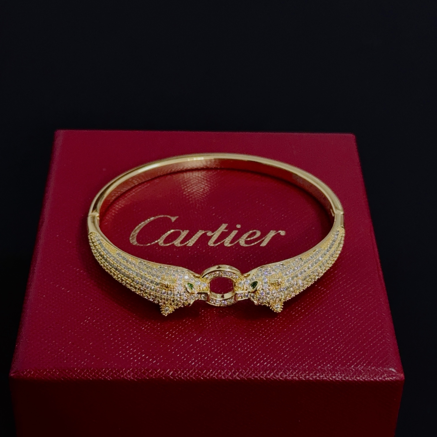 Cartier 卡地亚镶钻猎豹手镯 高端定制版本 镶嵌钻工艺 V金材质 而 风格 用凌厉线条重构爱情美学 打破常规