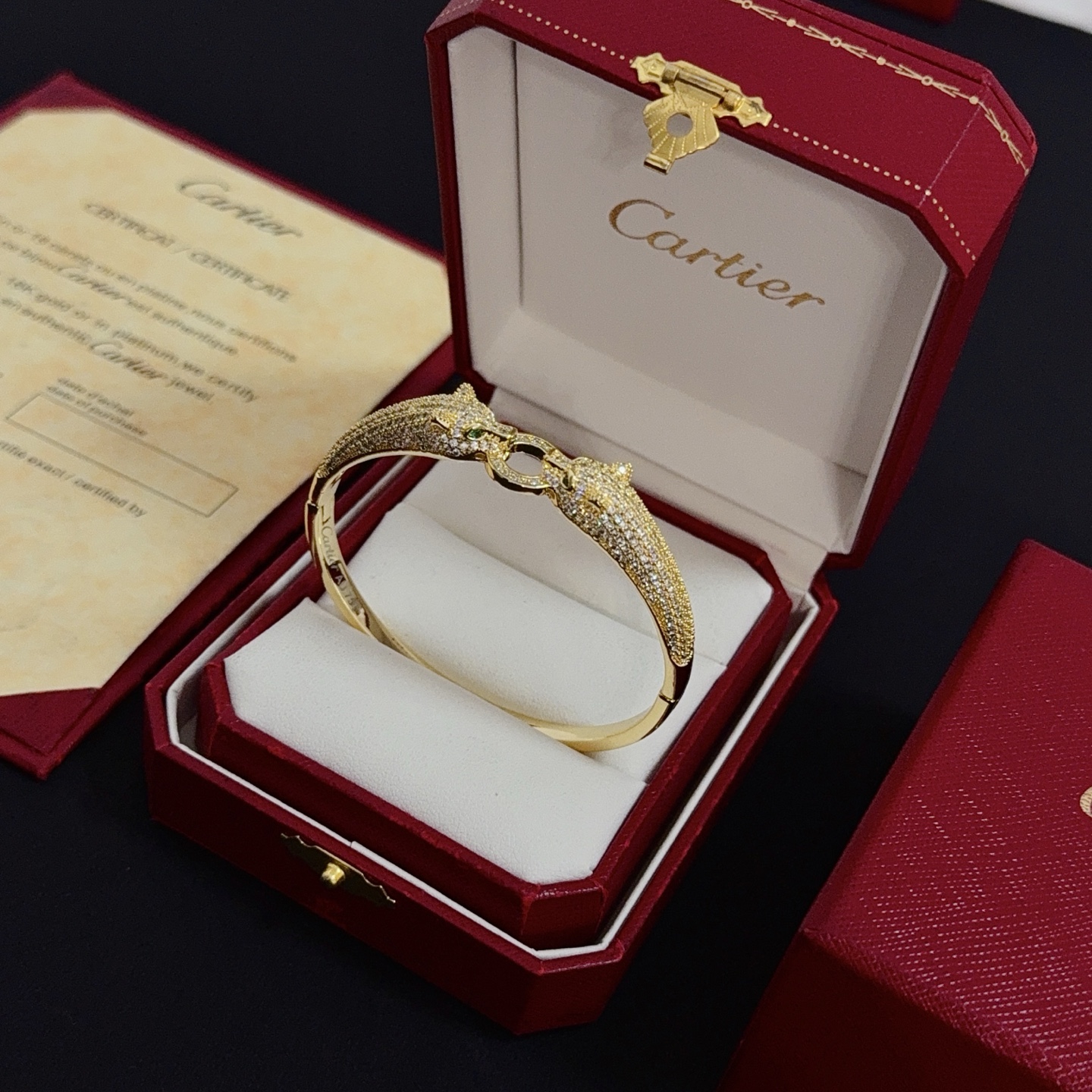Cartier 卡地亚镶钻猎豹手镯 高端定制版本 镶嵌钻工艺 V金材质 而 风格 用凌厉线条重构爱情美学 打破常规