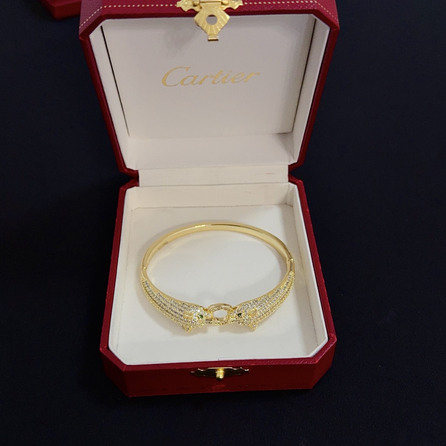 Cartier 卡地亚镶钻猎豹手镯 高端定制版本 镶嵌钻工艺 V金材质 而 风格 用凌厉线条重构爱情美学 打破常规