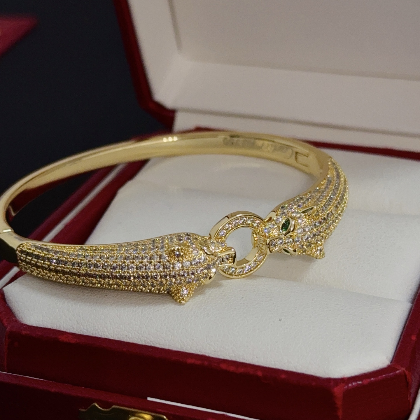 Cartier 卡地亚镶钻猎豹手镯 高端定制版本 镶嵌钻工艺 V金材质 而 风格 用凌厉线条重构爱情美学 打破常规