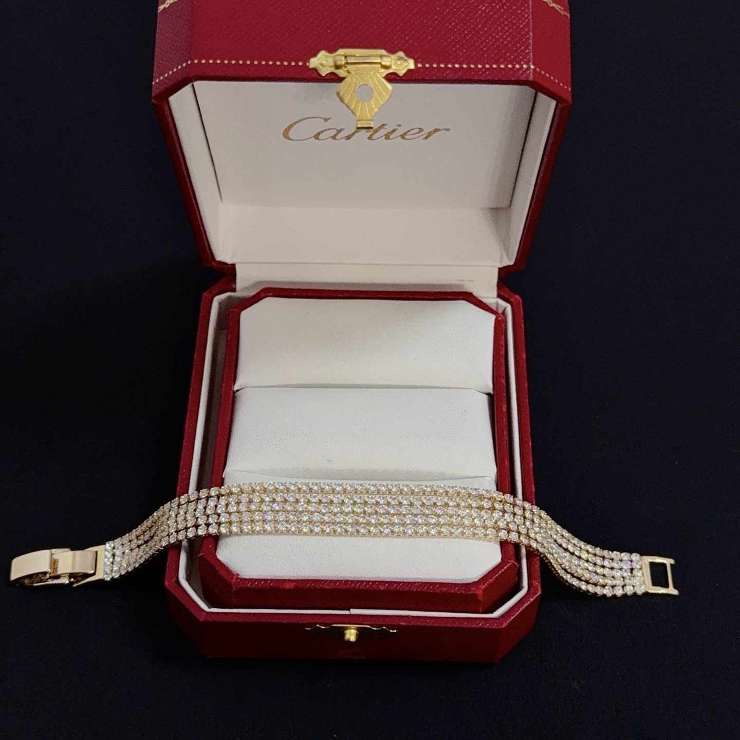 NO:678819,Cartier diamond-encrusted bracelet, high-end customized version, diamond-encrusted craftsmanship, V-gold material, classic and fashionable style, reconstructing the aesthetics of love with sharp lines!  Breaking the rules, the diamond-encrusted design actually achieves the ceiling of high-end sense - no need for flashy accumulation, love should be as pure as ever. Cartier is loved by many celebrities and Internet celebrities. The Leopard series bracelet is absolutely an eternal classic, and it is not limited to men and women, and there is no age limit!  Wear it and you will be the center of attention!  , jewelry boutique,cartier,bracelet,bracelet19860909卡地亚镶钻手链 高端定制版本 镶嵌钻工艺 V金材质 经典而时尚风格 用凌厉线条重构爱情美学！打破常规,镶嵌钻设计反而成就高级感天花板——无需浮华堆砌,爱本应纯粹如初 卡地亚受众多明星网红的爱戴 豹子系列手镯 绝对是永恒经典 而且男女不限 年龄不限 ！戴上它你就是焦点！,饰品精品,cartier,bracelet,bracelet,Jewelry