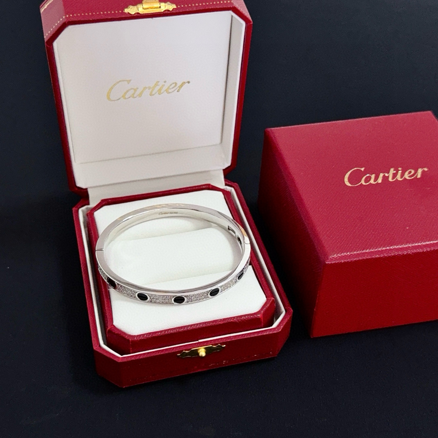 NO:678846,Cartier diamond-encrusted bracelet, high-end customized version, diamond-encrusted craftsmanship, V gold material, classic and fashionable style, reconstruct the aesthetics of love with sharp lines!  Breaking the rules, the diamond-encrusted design actually achieves the ceiling of high-end sense - no need for flashy accumulation, love should be as pure as ever. Cartier is loved by many celebrities and Internet celebrities. The Leopard series bracelet is absolutely an eternal classic, and it is not limited to men and women, and there is no age limit!  Wear it and you will be the center of attention!  , jewelry boutique, cartier, bracelet19860909卡地亚镶钻手镯 高端定制版本 镶嵌钻工艺 V金材质 经典而时尚风格 用凌厉线条重构爱情美学！打破常规,镶嵌钻设计反而成就高级感天花板——无需浮华堆砌,爱本应纯粹如初 卡地亚受众多明星网红的爱戴 豹子系列手镯 绝对是永恒经典 而且男女不限 年龄不限 ！戴上它你就是焦点！,饰品精品,cartier,bracelet,Jewelry