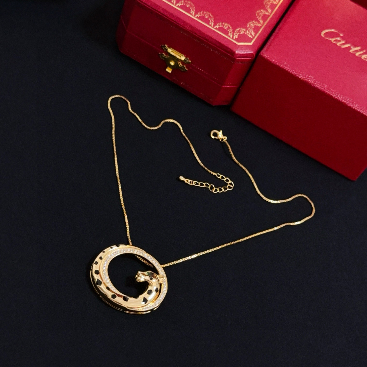 Cartier 卡地亚豹头项链 高端定制版本 镶嵌钻工艺 V金材质 而 风格 用凌厉线条重构爱情美学 打破常规