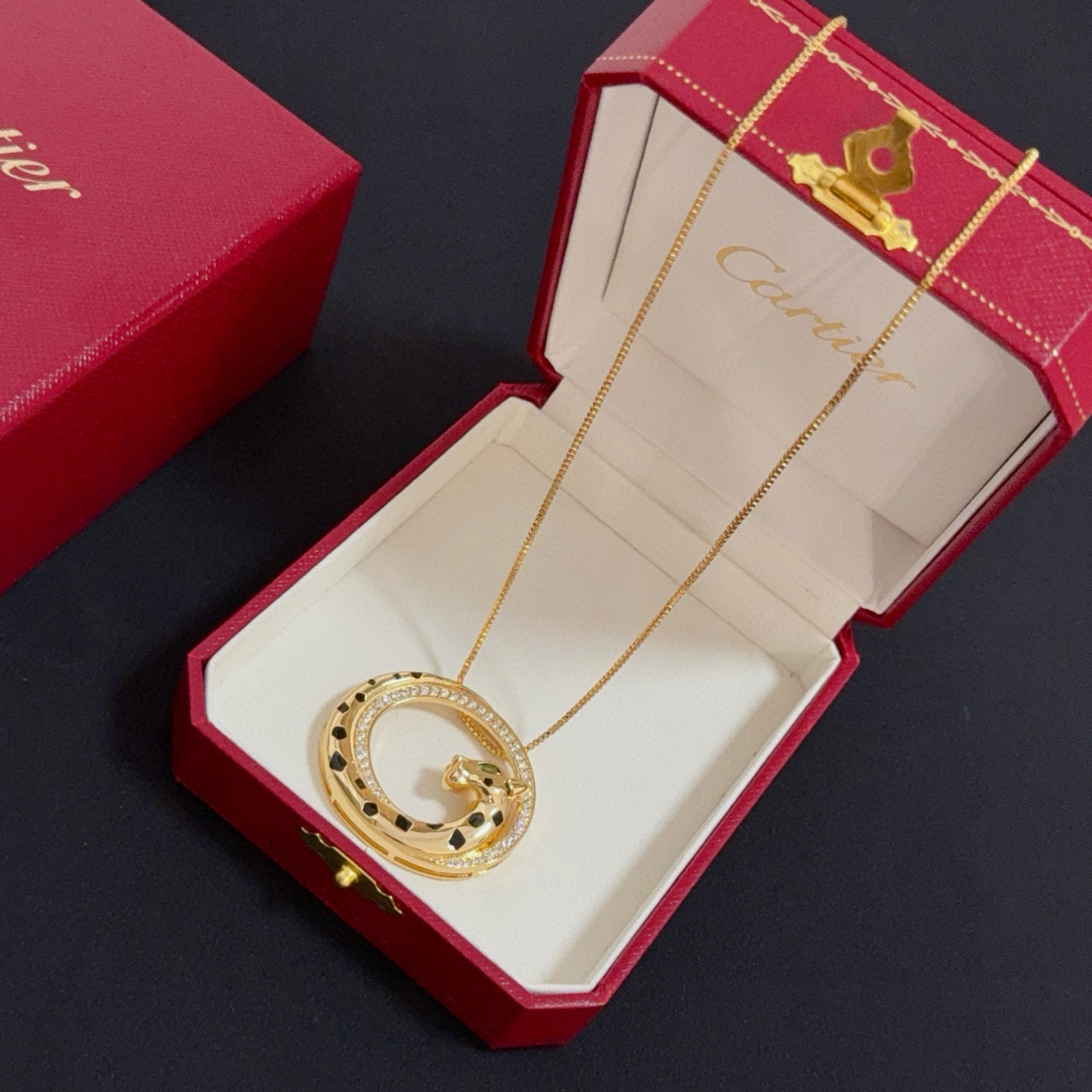 Cartier 卡地亚豹头项链 高端定制版本 镶嵌钻工艺 V金材质 而 风格 用凌厉线条重构爱情美学 打破常规
