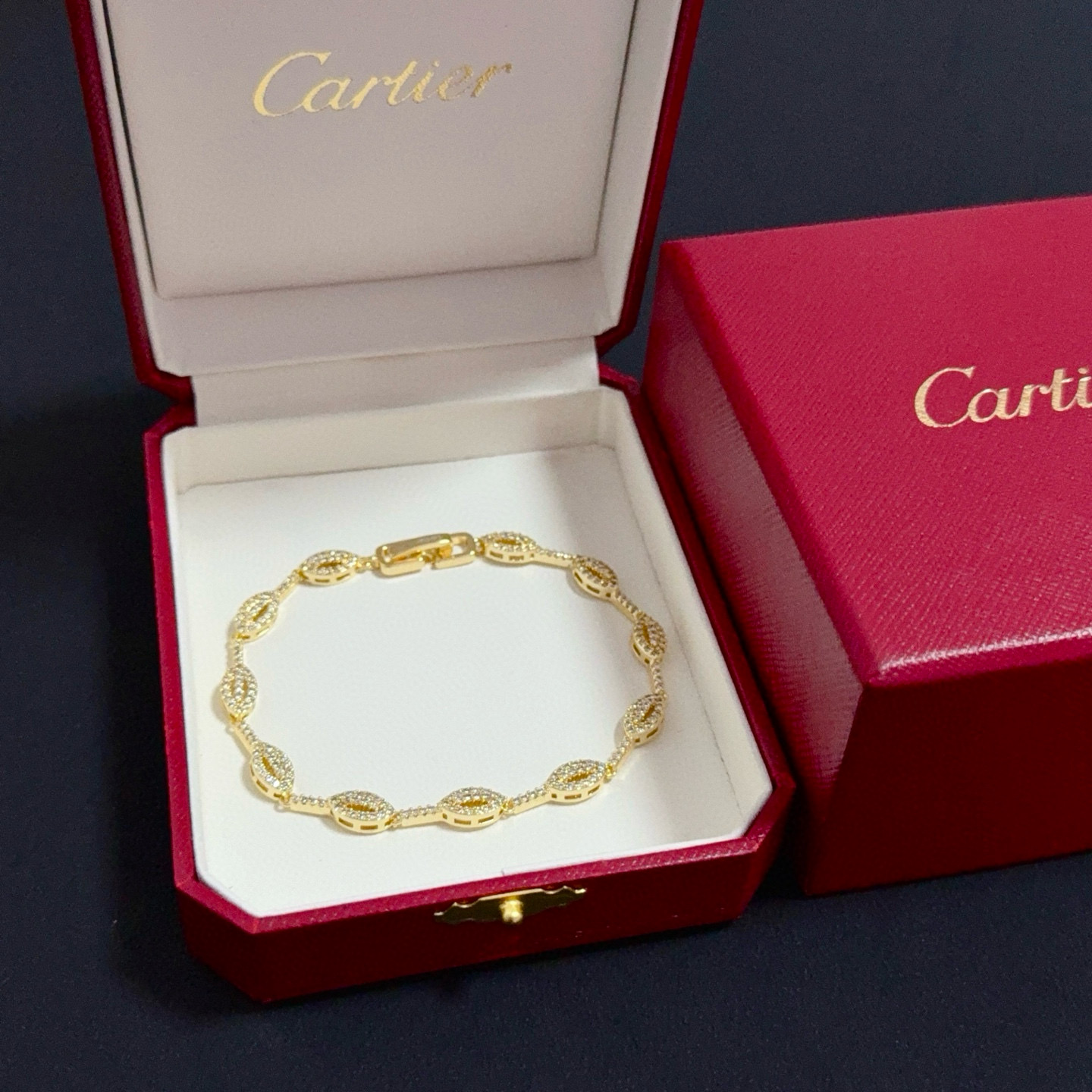 NO:678841,Cartier diamond-encrusted bracelet, high-end customized version, diamond-encrusted craftsmanship, V-gold material, classic and fashionable style, reconstructing the aesthetics of love with sharp lines!  Breaking the rules, the diamond-encrusted design actually achieves the ceiling of high-end sense - no need for flashy accumulation, love should be as pure as ever. Cartier is loved by many celebrities and Internet celebrities. The Leopard series bracelet is absolutely an eternal classic, and it is not limited to men and women, and there is no age limit!  Wear it and you will be the center of attention!  , jewelry boutique,cartier,bracelet,bracelet19860909卡地亚镶钻手链 高端定制版本 镶嵌钻工艺 V金材质 经典而时尚风格 用凌厉线条重构爱情美学！打破常规,镶嵌钻设计反而成就高级感天花板——无需浮华堆砌,爱本应纯粹如初 卡地亚受众多明星网红的爱戴 豹子系列手镯 绝对是永恒经典 而且男女不限 年龄不限 ！戴上它你就是焦点！,饰品精品,cartier,bracelet,bracelet,Jewelry