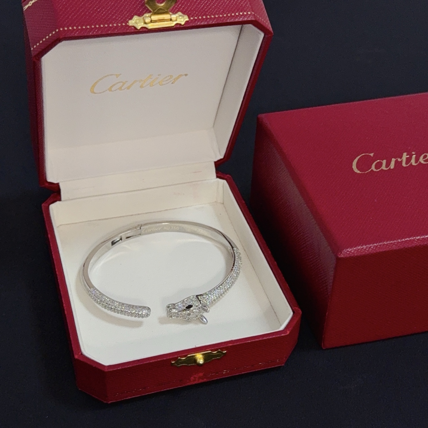 NO:678845,Cartier diamond-encrusted bracelet, high-end customized version. Diamond-encrusted craftsmanship. V-gold material. Classic and fashionable style. Reconstruct the aesthetics of love with sharp lines!  Breaking the rules, the diamond-encrusted design actually achieves the ceiling of high-end sense - no need for flashy accumulation, love should be as pure as ever. Cartier is loved by many celebrities and Internet celebrities. The Leopard series bracelet is absolutely an eternal classic, and it is not limited to men and women, and there is no age limit!  Wear it and you will be the center of attention!  , jewelry boutique, cartier, bracelet19860909卡地亚镶钻手镯,高端定制版本 镶嵌钻工艺 V金材质 经典而时尚风格 用凌厉线条重构爱情美学！打破常规,镶嵌钻设计反而成就高级感天花板——无需浮华堆砌,爱本应纯粹如初 卡地亚受众多明星网红的爱戴 豹子系列手镯 绝对是永恒经典 而且男女不限 年龄不限 ！戴上它你就是焦点！,饰品精品,cartier,bracelet,Jewelry