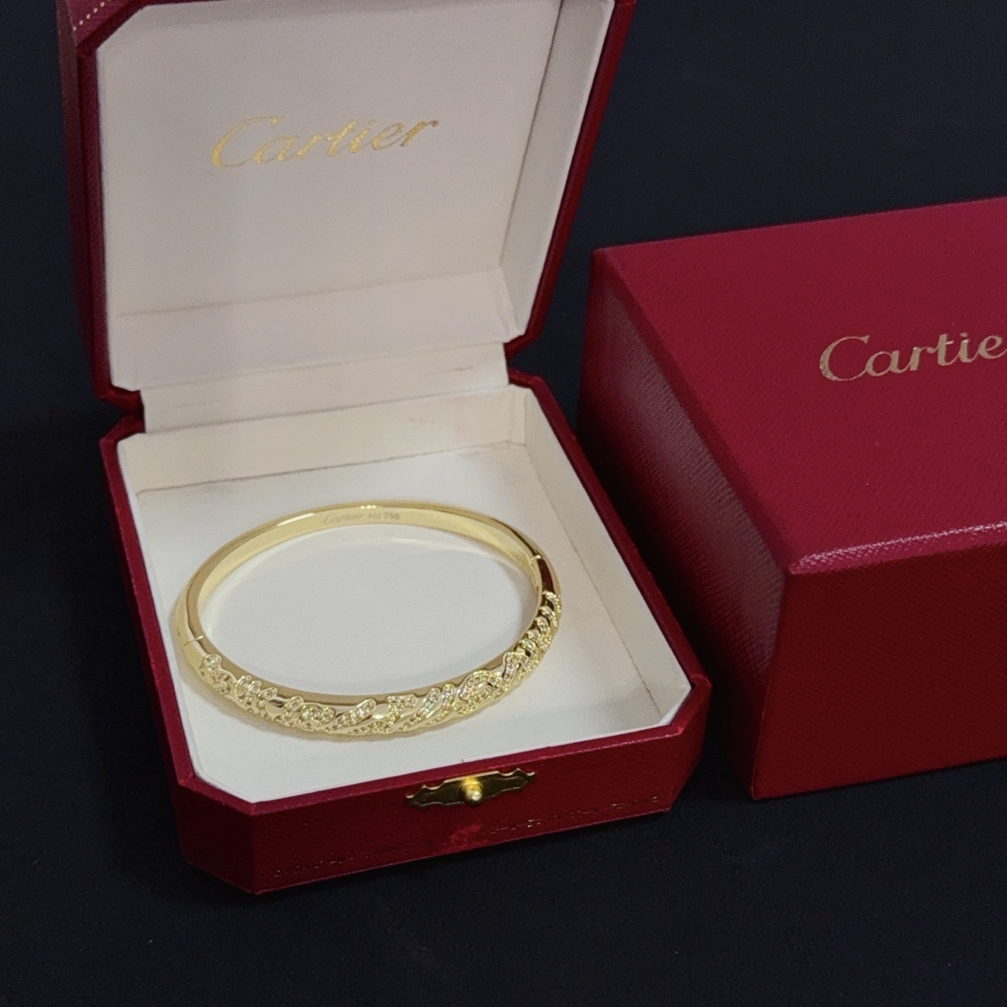 NO:678847,Cartier diamond-encrusted bracelet, high-end customized version. Diamond-encrusted craftsmanship. V-gold material. Classic and fashionable style. Reconstruct the aesthetics of love with sharp lines!  Breaking the rules, the diamond-encrusted design actually achieves the ceiling of high-end sense - no need for flashy accumulation, love should be as pure as ever. Cartier is loved by many celebrities and Internet celebrities. The Leopard series bracelet is absolutely an eternal classic, and it is not limited to men and women, and there is no age limit!  Wear it and you will be the center of attention!  , jewelry boutique, cartier, bracelet19860909卡地亚镶钻手镯,高端定制版本 镶嵌钻工艺 V金材质 经典而时尚风格 用凌厉线条重构爱情美学！打破常规,镶嵌钻设计反而成就高级感天花板——无需浮华堆砌,爱本应纯粹如初 卡地亚受众多明星网红的爱戴 豹子系列手镯 绝对是永恒经典 而且男女不限 年龄不限 ！戴上它你就是焦点！,饰品精品,cartier,bracelet,Jewelry