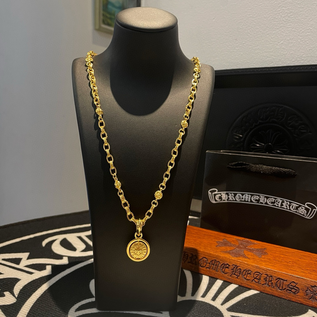 NO:678724,[Counter quality] Chrome Hearts Classic Gold Cross Flower Ball Necklace, Horseshoe Print Pendant. Concave and convex shapes with different pattern design styles, showing a distinctive cross. The Scout flower is Chrome Hearts' symbol, so it is more durable. Genuine pattern-printed Chrome Hearts distinguishes the ordinary light version in the market. Check the quality of the version. Look at the printing details. The degree of retro ash oxidation. Seiko version!  !  !  Purely handmade ~ Authentic open mold fashion essentials. Can be worn by both men and women. Same style for couples. Official website original. Rock punk Thai silver style. Retro elements. Trendy and versatile!  , jewelry boutique, chrome hearts, chrome hearts, necklace, gold19860909【专柜品质】Chrome Hearts克罗心经典黄金色十字花球项链,马蹄印吊坠 凹凸造型不同的花纹设计风格 呈现出与众不同 十字架 童军花是克罗心的志 所以更经久不衰 正品打版Chrome Hearts克罗心 区别市场普通轻版 对版对标品质 看字印细节 复古做旧灰氧程度.精工版本！！！ 纯手工打造 ～正品开模潮流时尚必备 男女均可佩戴 情侣同款 官网原版 摇滚朋克泰银风格 复古元素 潮流百搭！,饰品精品,chrome hearts,chrome hearts,necklace,gold,Jewelry