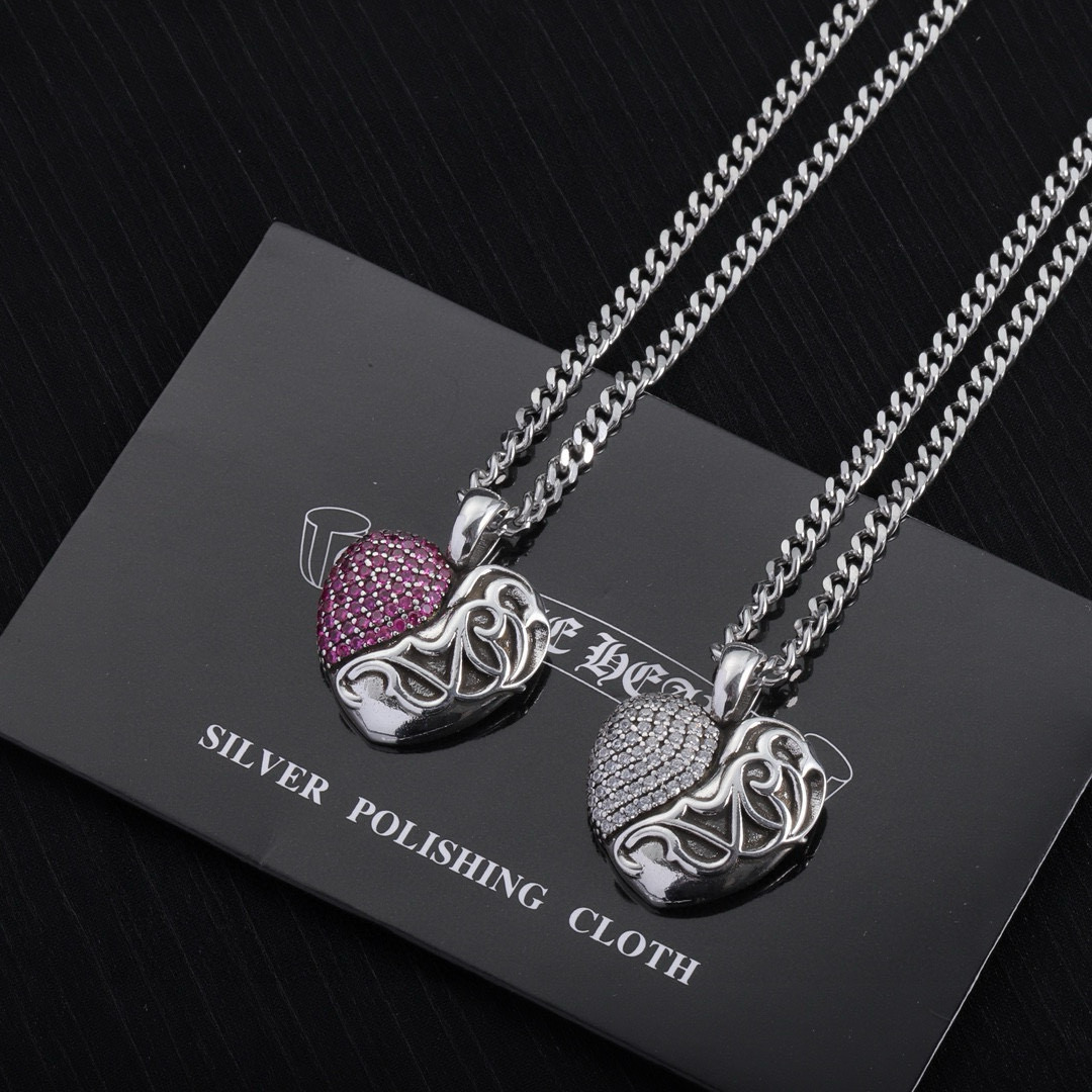 NO:678705,New [counter quality] Chrome Hearts classic retro love pendant, classic retro flat necklace, different pattern design styles with concave and convex shapes, showing a distinctive cross. The Scout flower is the symbol of Chrome Hearts, so it is more durable. The genuine pattern-printed Chrome Hearts Chrome Hearts necklace is different from the ordinary light version in the market. Match the version and benchmark quality. Look at the printing details. The degree of retro ash oxidation. Seiko version!  !  !  Purely handmade ~ Authentic open mold fashion essentials. Can be worn by both men and women. Same style for couples. Official website original. Rock punk Thai silver style. Retro elements. Trendy and versatile!  , jewelry boutique, chrome hearts, chrome hearts, necklace19860909新款【专柜品质】Chrome Hearts克罗心经典复古爱心吊坠 经典复古扁形项链 凹凸造型不同的花纹设计风格 呈现出与众不同 十字架 童军花是克罗心的标志 所以更经久不衰 正品打版Chrome Hearts克罗心项链区别市场普通轻版 对版对标品质 看字印细节 复古做旧灰氧程度.精工版本！！！ 纯手工打造 ～正品开模潮流时尚必备 男女均可佩戴 情侣同款 官网原版 摇滚朋克泰银风格 复古元素 潮流百搭！,饰品精品,chrome hearts,chrome hearts,necklace,Jewelry