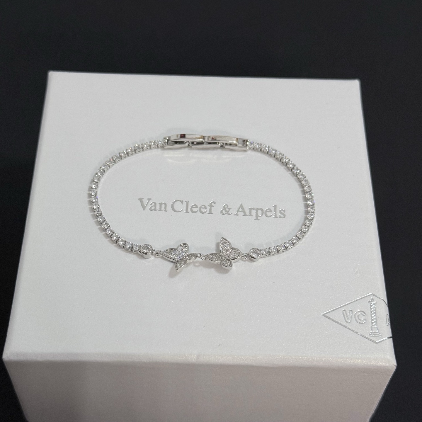 NO:705475,[SEIKO Original] Christmas Hot VCA Four-leaf Clover Van Cleef & Arpels Bracelet V Gold Level Classic Work Same as Official Website Fashion Trend Multi-layered metal carving design makes the petals more three-dimensional. Inlaid with diamonds, it shows the feminine temperament [Gift] Four-leaf clover lucky pattern symbolizes luck and happiness. Unique and romantic, blending simple and harmonious lines with materials. Polished and polished to show nobility and elegance [Celebration] [Celebration], boutique jewelry, van  cleef,bracelet19860909〔精工原版〕圣诞爆款 VCA四叶草梵克雅宝手链 V金等级 经典之作 官网同款 时尚潮流 采用多层次金属雕刻设计 使花瓣更立体 镶嵌满钻工艺 尽显女性柔美气质[礼物] 四叶草幸运图案 象征幸运和幸福 独特又浪漫将简单和谐的线条与材质相融合 经过抛光和打磨 彰显高贵优雅[庆祝][庆祝],饰品精品,van cleef,bracelet,Jewelry