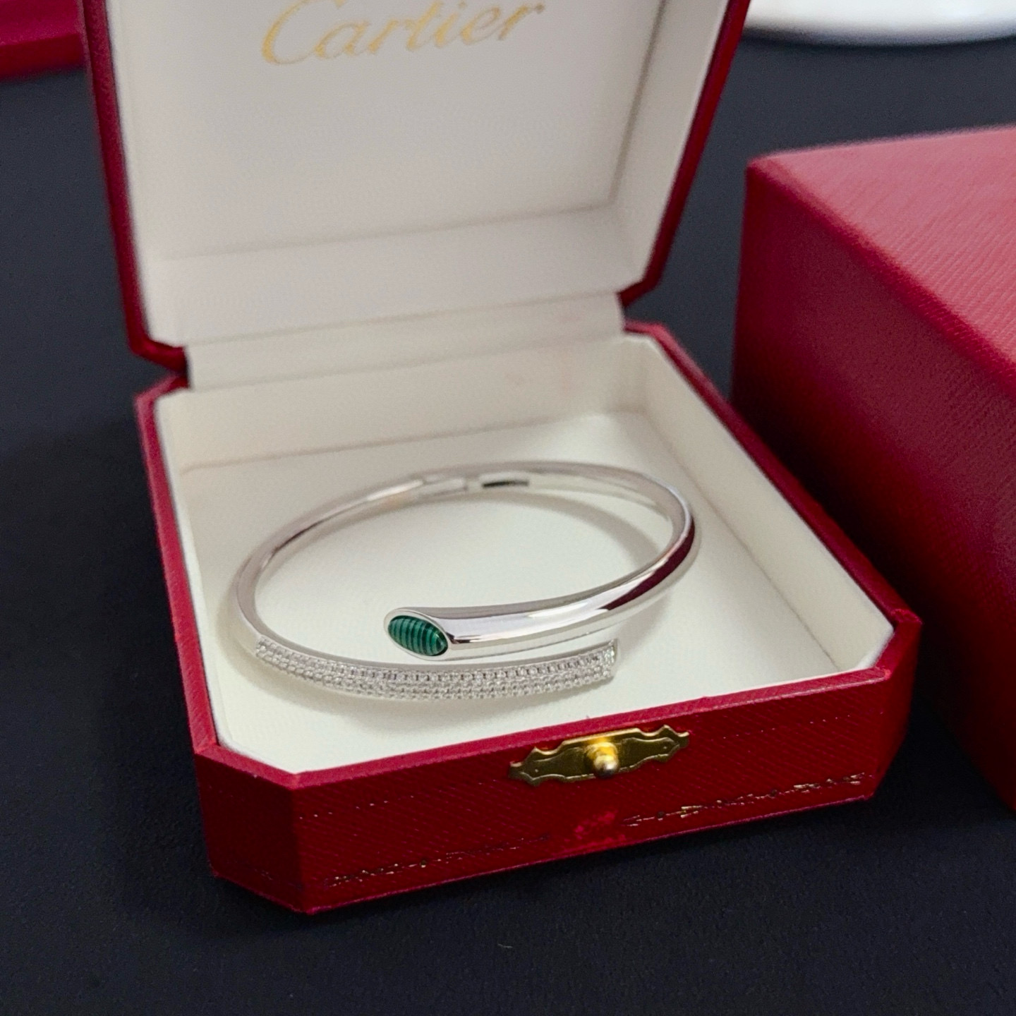 NO:705481,Cartier bracelet, high-end customized version, inlaid with diamond craftsmanship, V gold material, classic and fashionable style, reconstructing the aesthetics of love with sharp lines!  Breaking the rules, the diamond-encrusted design actually achieves the ceiling of high-end sense - no need for flashy accumulation, love should be as pure as ever. Cartier is loved by many celebrities and Internet celebrities. The Leopard series bracelet is absolutely an eternal classic, and it is not limited to men and women, and there is no age limit!  Wear it and you will be the center of attention!  , jewelry boutique, cartier, bracelet19860909卡地亚手镯 高端定制版本 镶嵌钻工艺 V金材质 经典而时尚风格 用凌厉线条重构爱情美学！打破常规,镶嵌钻设计反而成就高级感天花板——无需浮华堆砌,爱本应纯粹如初 卡地亚受众多明星网红的爱戴 豹子系列手镯 绝对是永恒经典 而且男女不限 年龄不限 ！戴上它你就是焦点！,饰品精品,cartier,bracelet,Jewelry