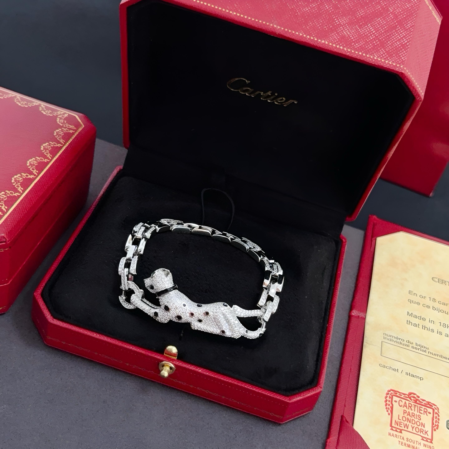 NO:705497,Cartier diamond-encrusted cheetah bracelet, high-end customized version, diamond-encrusted craftsmanship, V-gold material, classic and fashionable style, using sharp lines to reconstruct the aesthetics of love!  Breaking the rules, the diamond-encrusted design actually achieves the ceiling of high-end sense - no need for flashy accumulation, love should be as pure as ever. Cartier is loved by many celebrities and Internet celebrities. The Leopard series bracelet is absolutely an eternal classic, and it is not limited to men and women, and there is no age limit!  Wear it and you will be the center of attention!  , jewelry boutique,cartier,bracelet,bracelet19860909卡地亚镶钻猎豹手链 高端定制版本 镶嵌钻工艺 V金材质 经典而时尚风格 用凌厉线条重构爱情美学！打破常规,镶嵌钻设计反而成就高级感天花板——无需浮华堆砌,爱本应纯粹如初 卡地亚受众多明星网红的爱戴 豹子系列手镯 绝对是永恒经典 而且男女不限 年龄不限 ！戴上它你就是焦点！,饰品精品,cartier,bracelet,bracelet,Jewelry