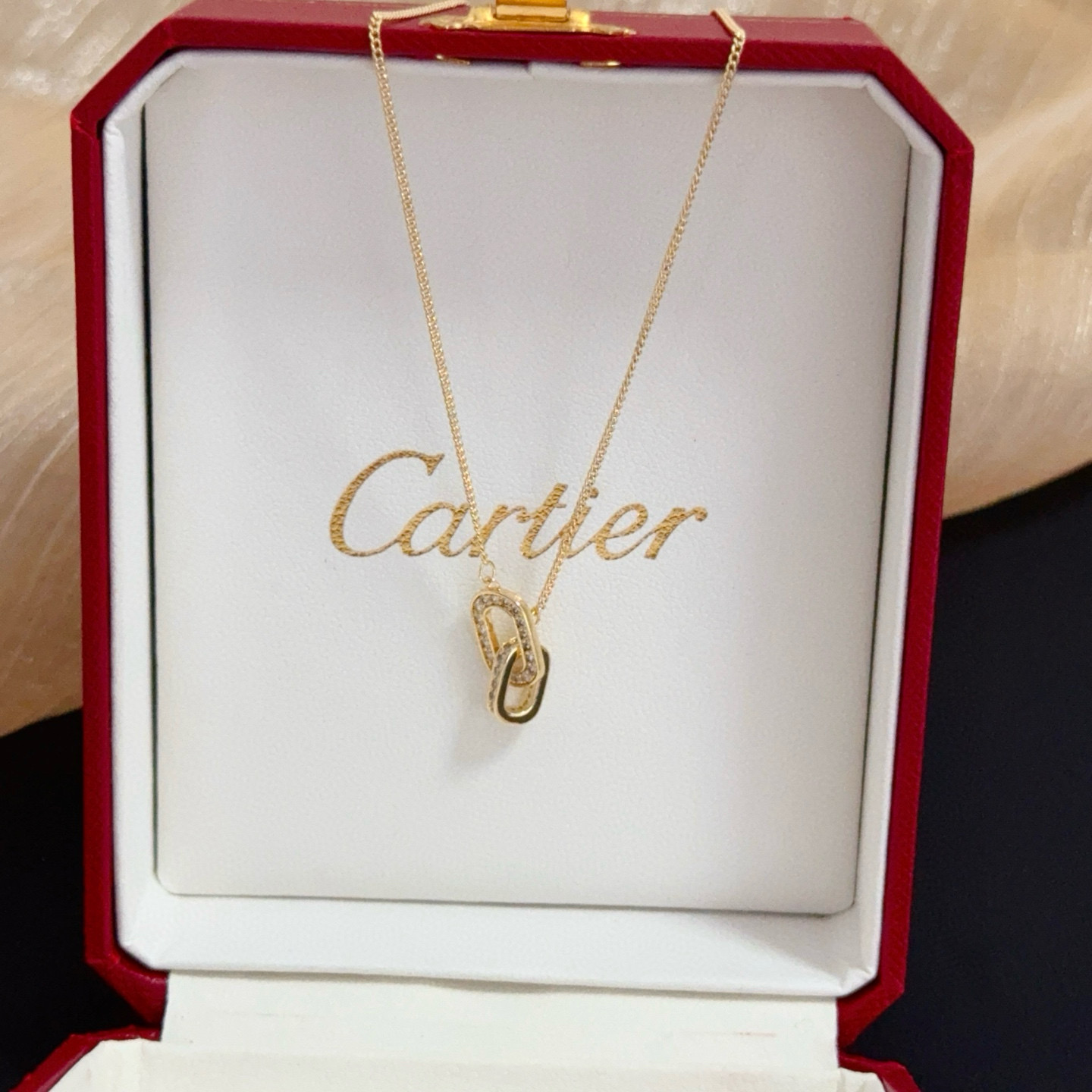 NO:705532,Cartier necklace, high-end customized version, inlaid with diamond craftsmanship, V gold material, classic and fashionable style, reconstructing the aesthetics of love with sharp lines!  Breaking the rules, the diamond-encrusted design actually achieves the ceiling of high-end sense - no need for flashy accumulation, love should be as pure as ever. Cartier is loved by many celebrities and Internet celebrities. The Leopard series bracelet is absolutely an eternal classic, and it is not limited to men and women, and there is no age limit!  Wear it and you will be the center of attention!  , jewelry boutique,cartier,necklace,bracelet19860909卡地亚项链 高端定制版本 镶嵌钻工艺 V金材质 经典而时尚风格 用凌厉线条重构爱情美学！打破常规,镶嵌钻设计反而成就高级感天花板——无需浮华堆砌,爱本应纯粹如初 卡地亚受众多明星网红的爱戴 豹子系列手镯 绝对是永恒经典 而且男女不限 年龄不限 ！戴上它你就是焦点！,饰品精品,cartier,necklace,bracelet,Jewelry