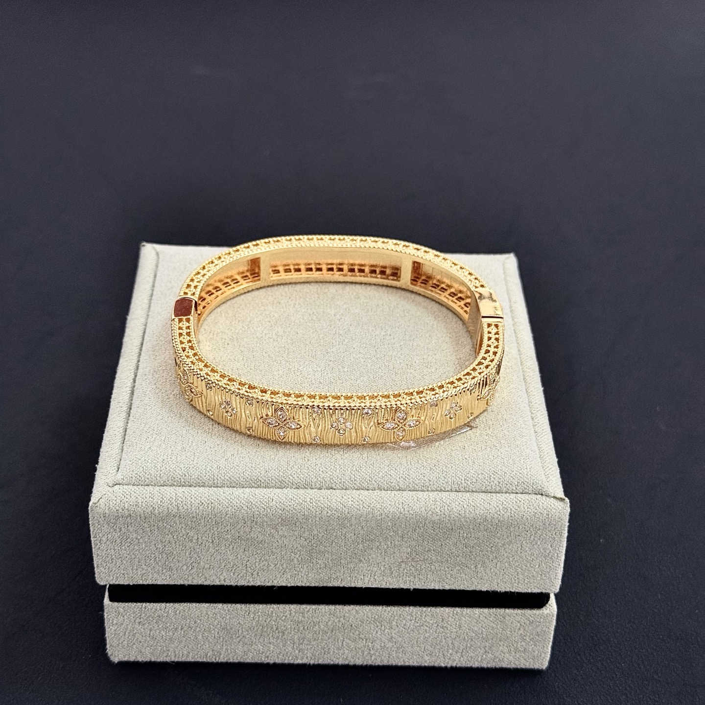 Pulseira Van Cleef Arpels Four-Leaf Clover em ouro amarelo com incrustações de diamantes 17 cm
