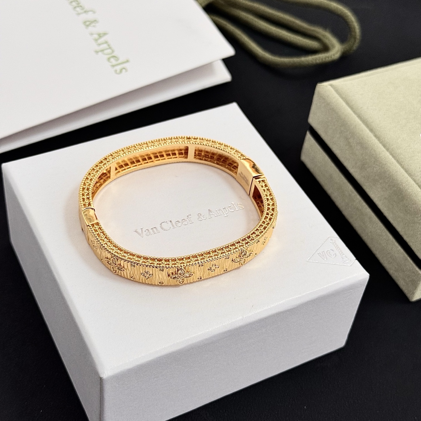 Pulseira Van Cleef Arpels Four-Leaf Clover em ouro amarelo com incrustações de diamantes 17 cm
