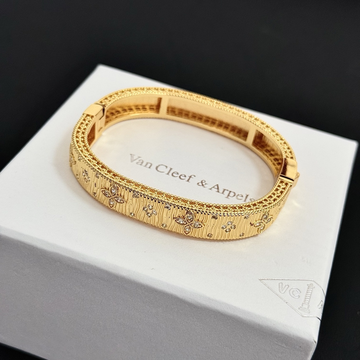 Pulseira Van Cleef Arpels Four-Leaf Clover em ouro amarelo com incrustações de diamantes 17 cm