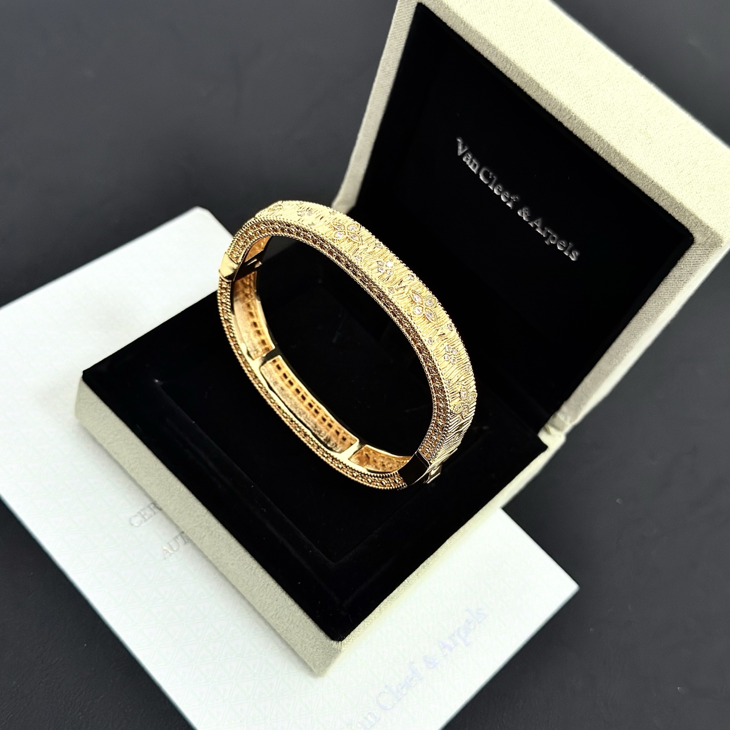 Pulseira Van Cleef Arpels Four-Leaf Clover em ouro amarelo com incrustações de diamantes 17 cm