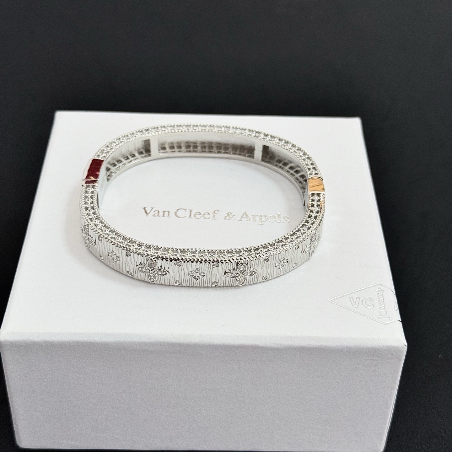 Pulsera Van Cleef Arpels Four-Leaf Clover de metal plateado con incrustaciones de diamantes transparentes 17 cm