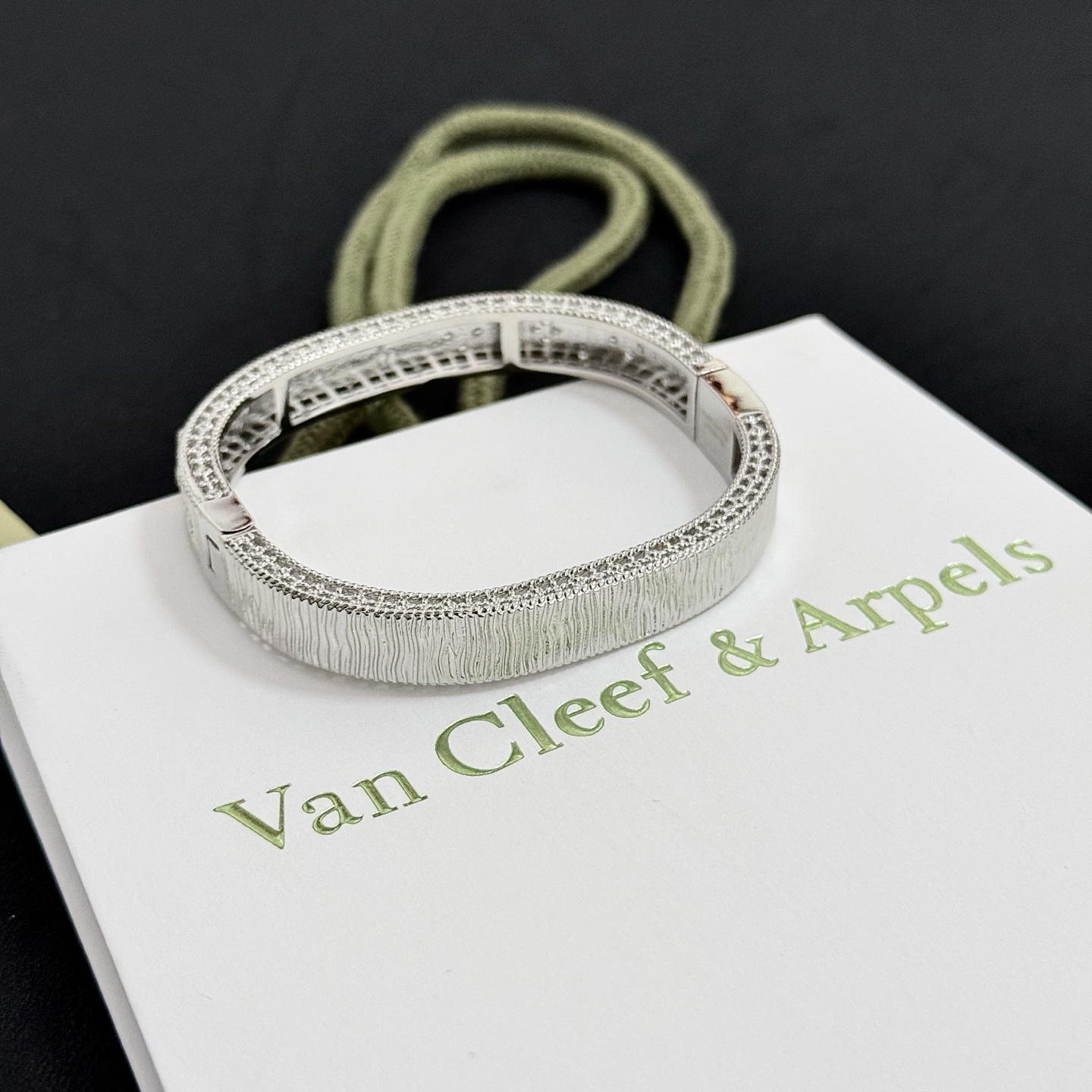 Pulsera Van Cleef Arpels Four-Leaf Clover de metal plateado con incrustaciones de diamantes transparentes 17 cm