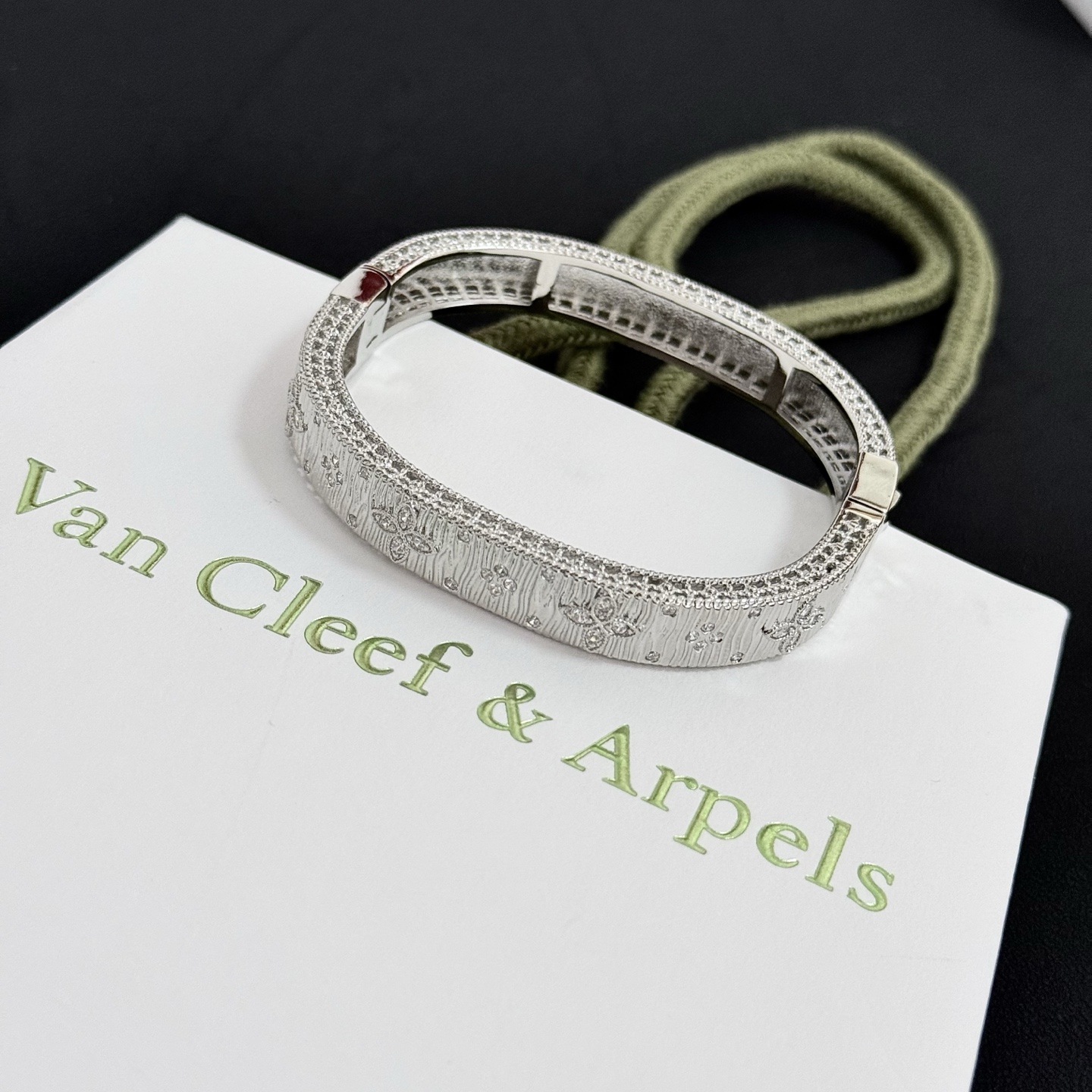 Pulsera Van Cleef Arpels Four-Leaf Clover de metal plateado con incrustaciones de diamantes transparentes 17 cm