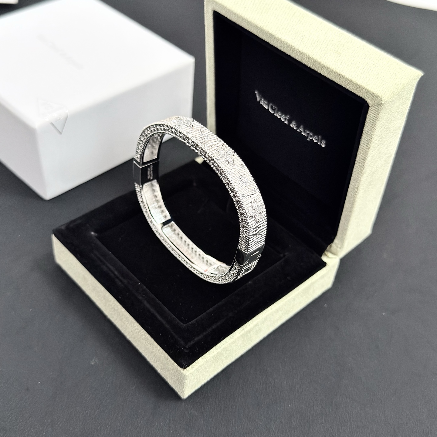 Pulsera Van Cleef Arpels Four-Leaf Clover de metal plateado con incrustaciones de diamantes transparentes 17 cm