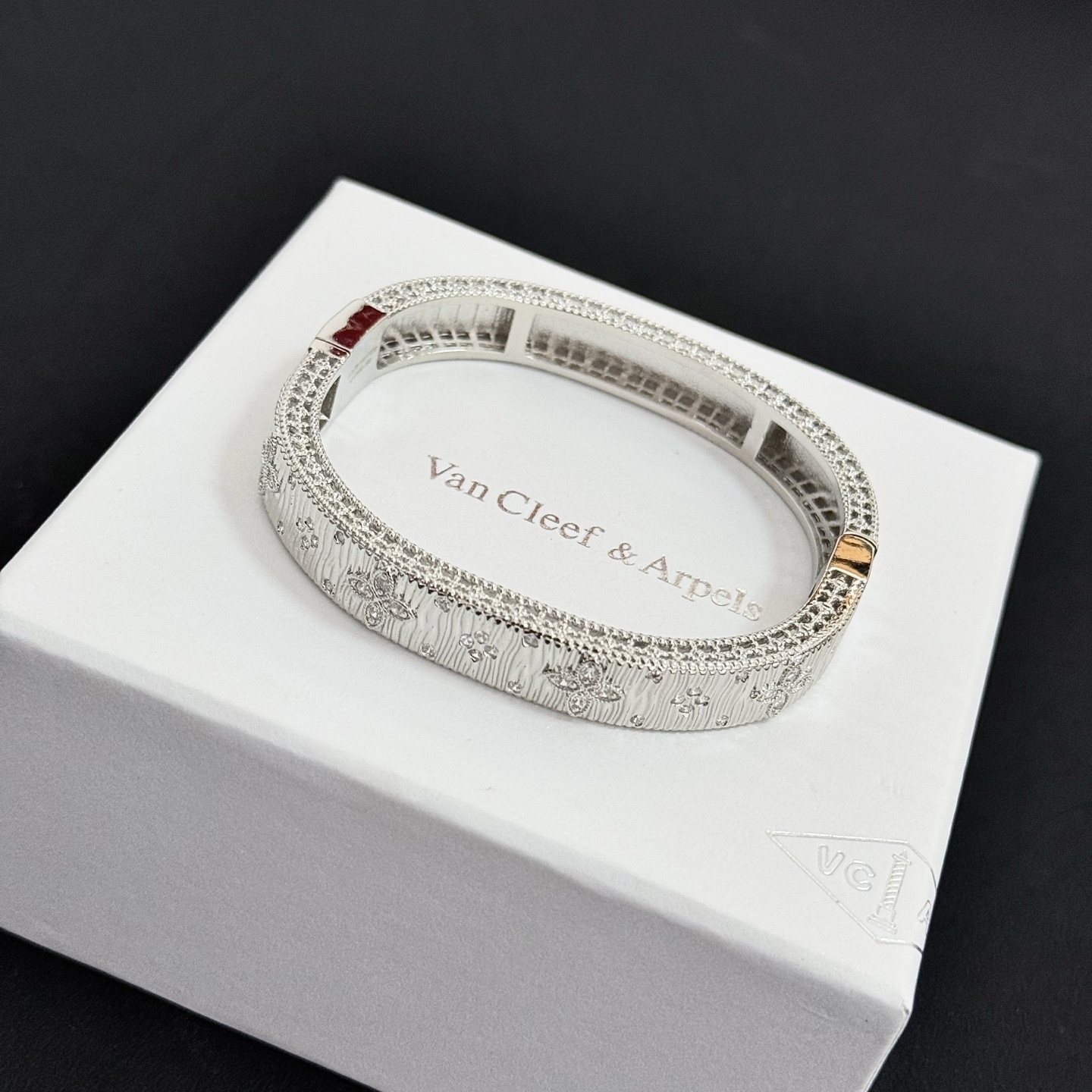 Pulsera Van Cleef Arpels Four-Leaf Clover de metal plateado con incrustaciones de diamantes transparentes 17 cm