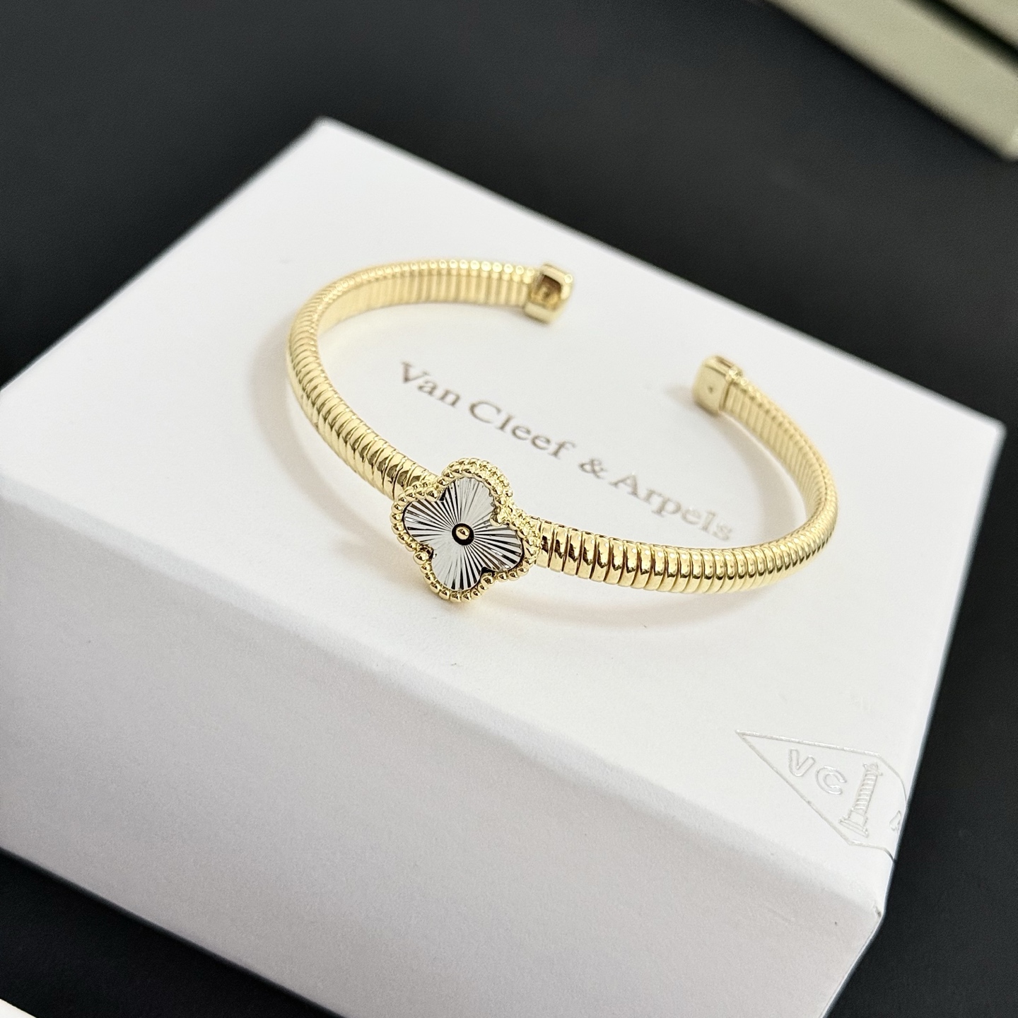 Bracciale Van Cleef Arpels Alhambra Oro giallo con motivo a trifoglio guilloché argentato 17 cm