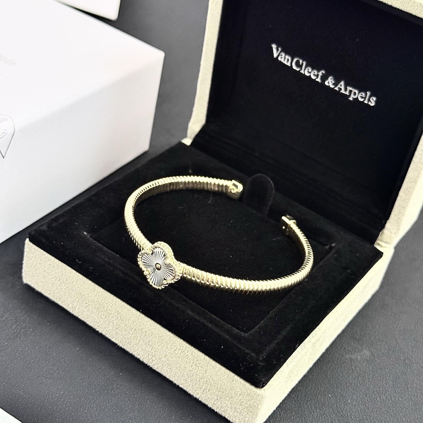 Bracciale Van Cleef Arpels Alhambra Oro giallo con motivo a trifoglio guilloché argentato 17 cm