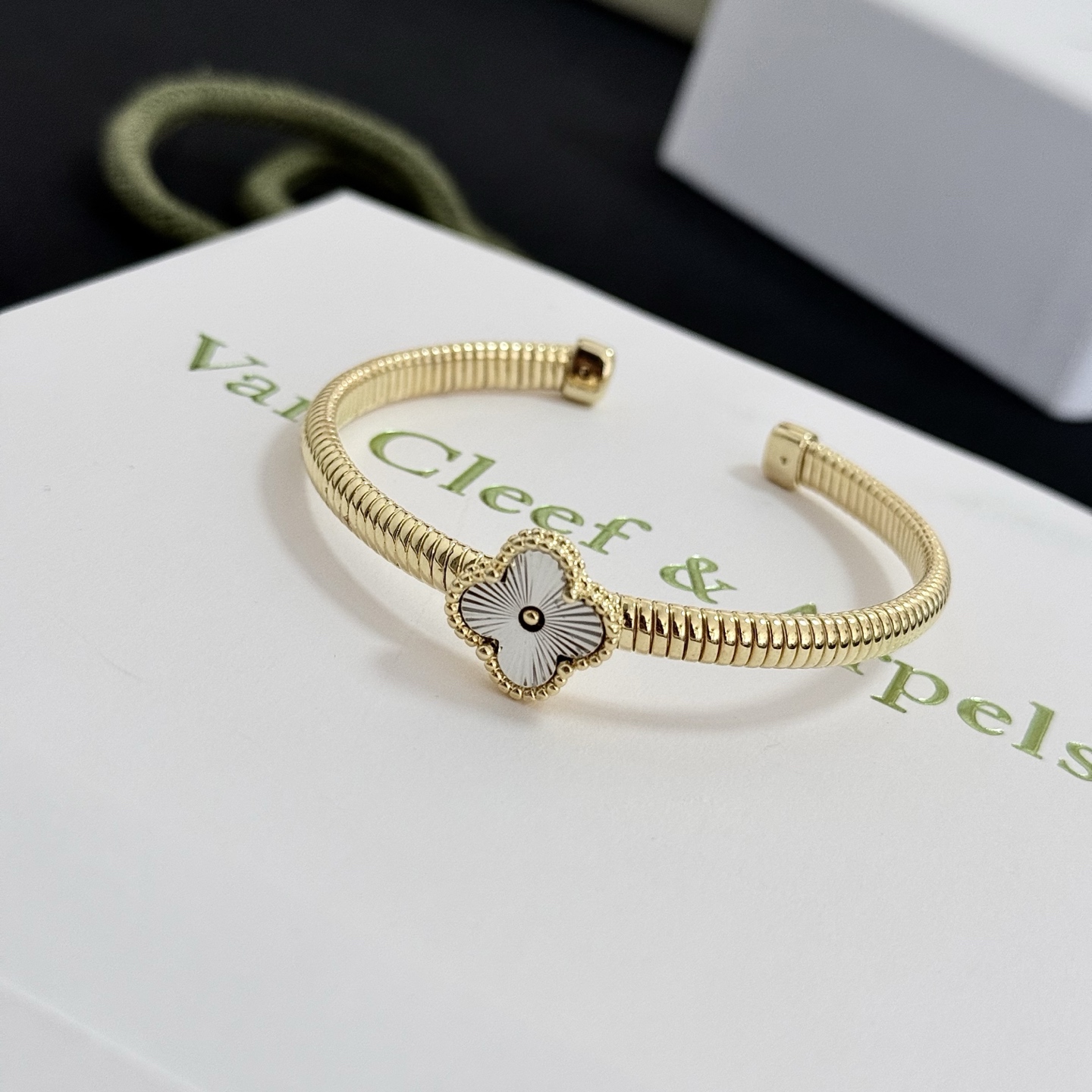 Bracciale Van Cleef Arpels Alhambra Oro giallo con motivo a trifoglio guilloché argentato 17 cm
