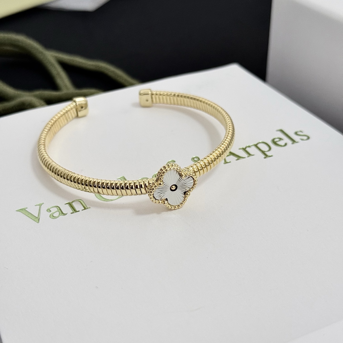 Bracciale Van Cleef Arpels Alhambra Oro giallo con motivo a trifoglio guilloché argentato 17 cm