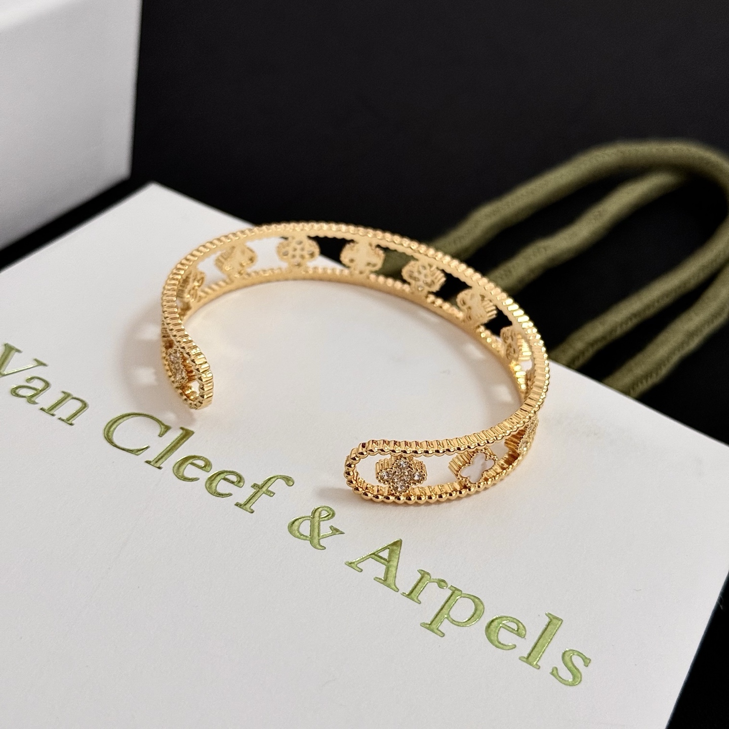 ❤️155包邮/原单代购级别
精工原版〕圣诞🎄爆款 VCA四叶草联名🍀梵克雅宝手镯 V金等级 经典之作 官网同款 时尚潮流 采用多层次金属雕刻设计 使花瓣更立体 镶嵌满钻工艺 尽显女性柔美气质[礼物] 四叶草幸运图案 象征幸运和幸福 独特又浪漫🌹将简单和谐的线条与材质相融合 经过抛光和打磨 彰显高贵优雅[庆祝][庆祝]