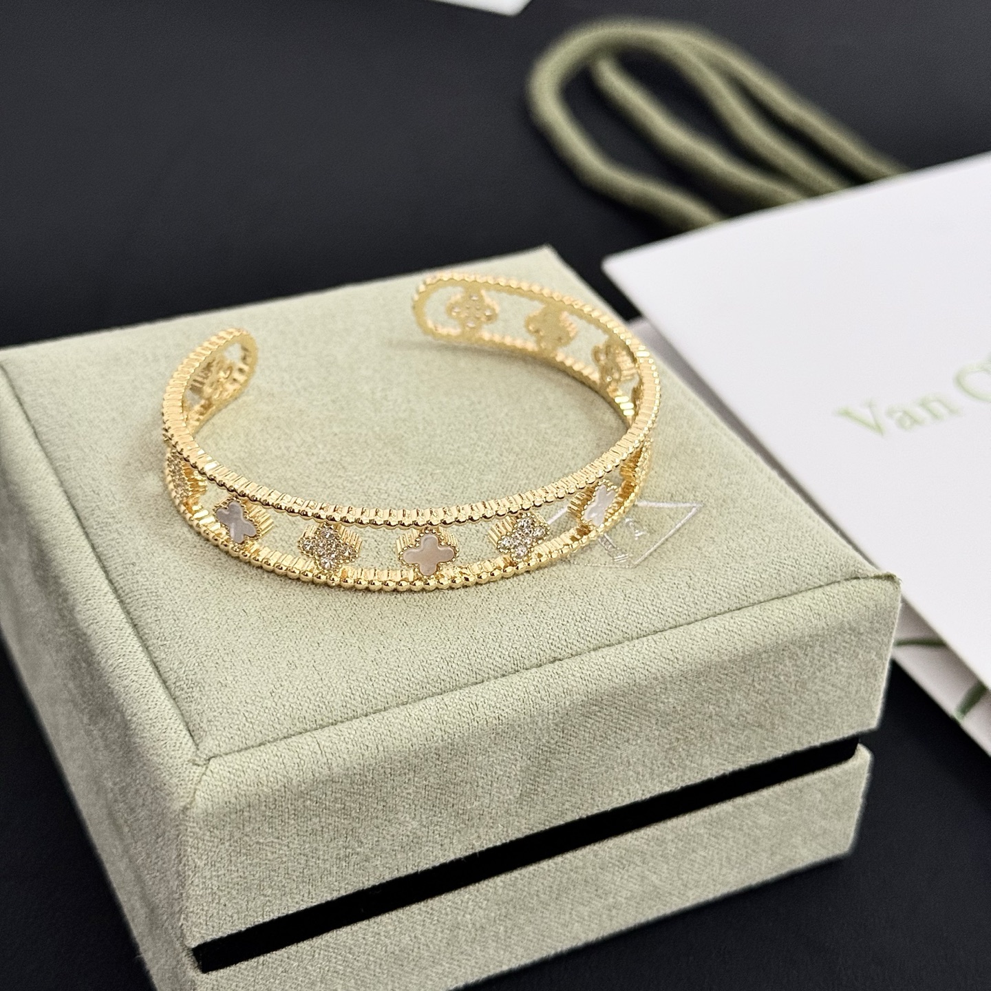 ❤️155包邮/原单代购级别
精工原版〕圣诞🎄爆款 VCA四叶草联名🍀梵克雅宝手镯 V金等级 经典之作 官网同款 时尚潮流 采用多层次金属雕刻设计 使花瓣更立体 镶嵌满钻工艺 尽显女性柔美气质[礼物] 四叶草幸运图案 象征幸运和幸福 独特又浪漫🌹将简单和谐的线条与材质相融合 经过抛光和打磨 彰显高贵优雅[庆祝][庆祝]