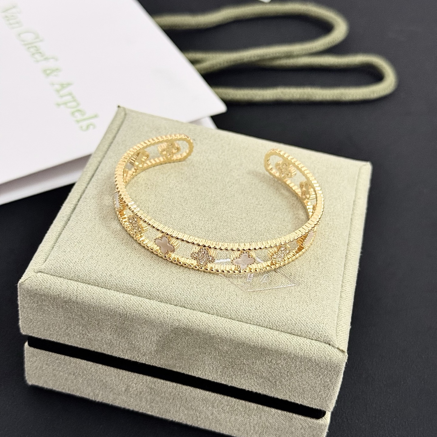 ❤️155包邮/原单代购级别
精工原版〕圣诞🎄爆款 VCA四叶草联名🍀梵克雅宝手镯 V金等级 经典之作 官网同款 时尚潮流 采用多层次金属雕刻设计 使花瓣更立体 镶嵌满钻工艺 尽显女性柔美气质[礼物] 四叶草幸运图案 象征幸运和幸福 独特又浪漫🌹将简单和谐的线条与材质相融合 经过抛光和打磨 彰显高贵优雅[庆祝][庆祝]