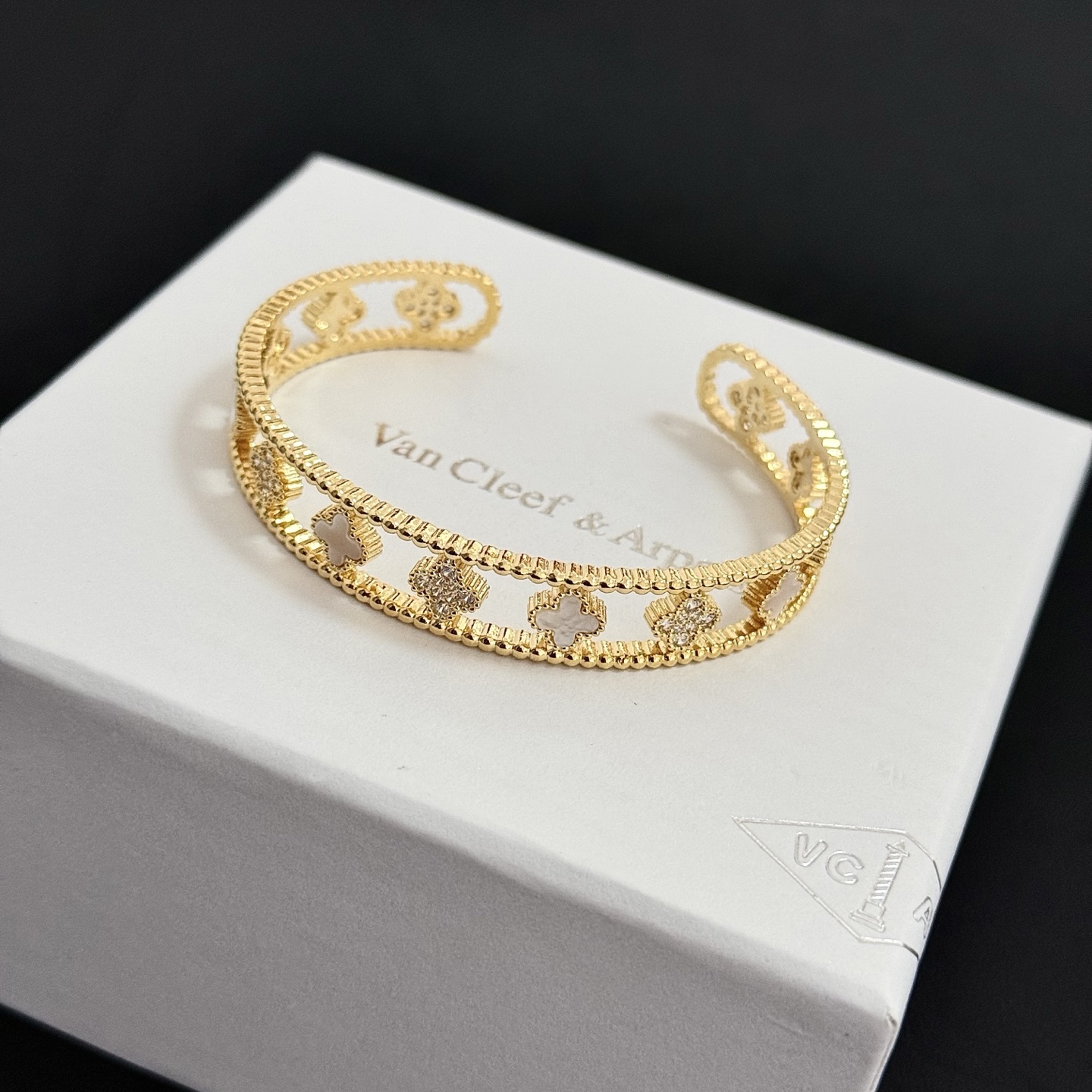 ❤️155包邮/原单代购级别
精工原版〕圣诞🎄爆款 VCA四叶草联名🍀梵克雅宝手镯 V金等级 经典之作 官网同款 时尚潮流 采用多层次金属雕刻设计 使花瓣更立体 镶嵌满钻工艺 尽显女性柔美气质[礼物] 四叶草幸运图案 象征幸运和幸福 独特又浪漫🌹将简单和谐的线条与材质相融合 经过抛光和打磨 彰显高贵优雅[庆祝][庆祝]