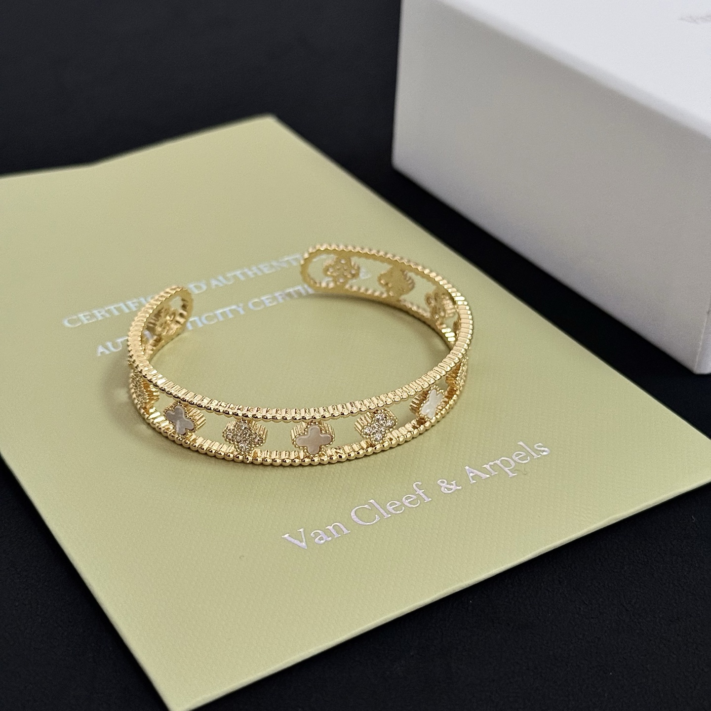 ❤️155包邮/原单代购级别
精工原版〕圣诞🎄爆款 VCA四叶草联名🍀梵克雅宝手镯 V金等级 经典之作 官网同款 时尚潮流 采用多层次金属雕刻设计 使花瓣更立体 镶嵌满钻工艺 尽显女性柔美气质[礼物] 四叶草幸运图案 象征幸运和幸福 独特又浪漫🌹将简单和谐的线条与材质相融合 经过抛光和打磨 彰显高贵优雅[庆祝][庆祝]