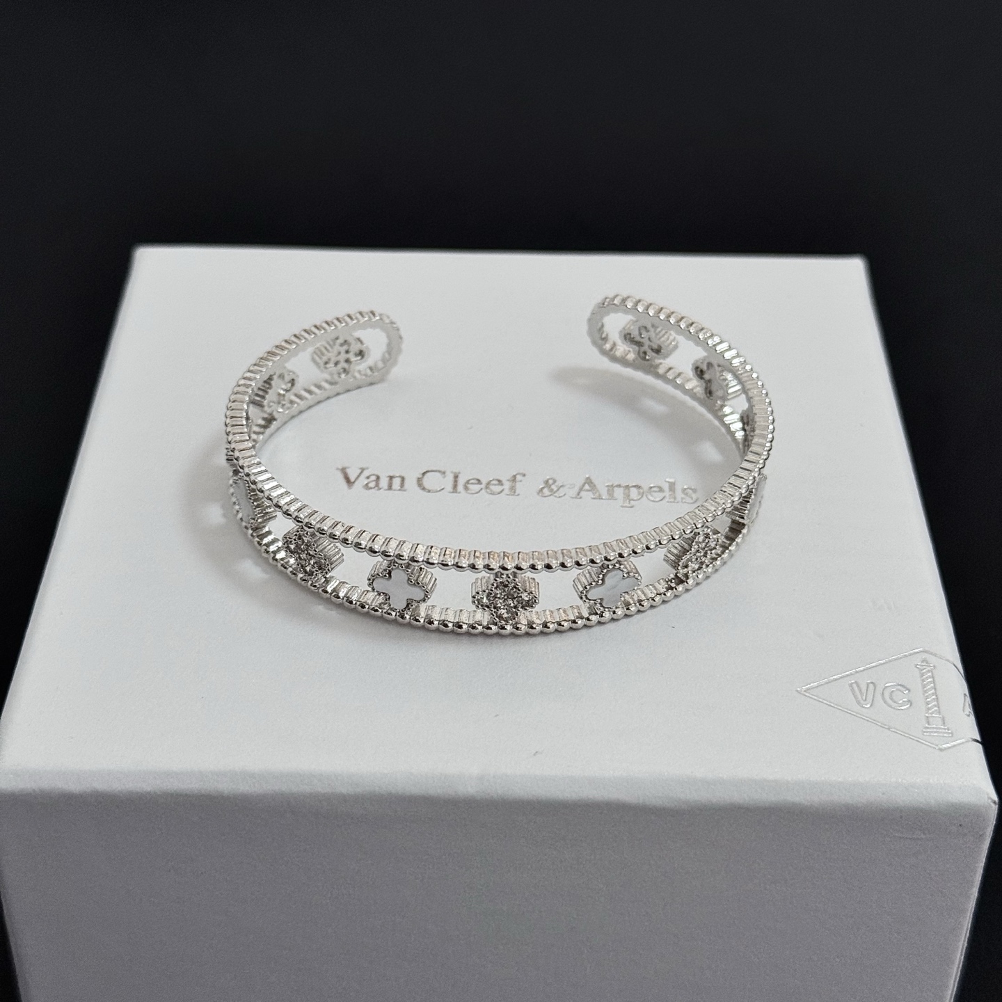 NO:705539,[SEIKO Original] Christmas hot model VCA four-leaf clover co-branded Van Cleef & Arpels bracelet V gold level classic, the same style as the official website, fashion trend, using multi-layered metal carving design to make the petals more three-dimensional, inlaid with full diamond craftsmanship, showing the feminine temperament [gift] Four-leaf clover lucky pattern symbolizes luck and happiness, unique and romantic, blending simple and harmonious lines with materials, polished and polished, showing nobility and elegance [Celebration] [Celebration], boutique jewelry, van  cleef,bracelet19860909〔精工原版〕圣诞爆款 VCA四叶草联名梵克雅宝手镯 V金等级 经典之作 官网同款 时尚潮流 采用多层次金属雕刻设计 使花瓣更立体 镶嵌满钻工艺 尽显女性柔美气质[礼物] 四叶草幸运图案 象征幸运和幸福 独特又浪漫将简单和谐的线条与材质相融合 经过抛光和打磨 彰显高贵优雅[庆祝][庆祝],饰品精品,van cleef,bracelet,Jewelry