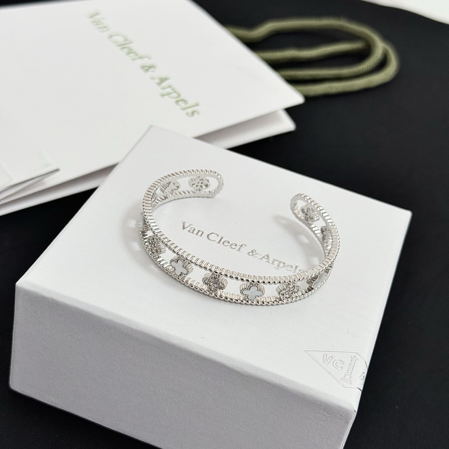 Pulsera Van Cleef Arpels Perlee Clovers Oro blanco plateado con detalles de nácar blanco y diamantes transparentes 17 cm