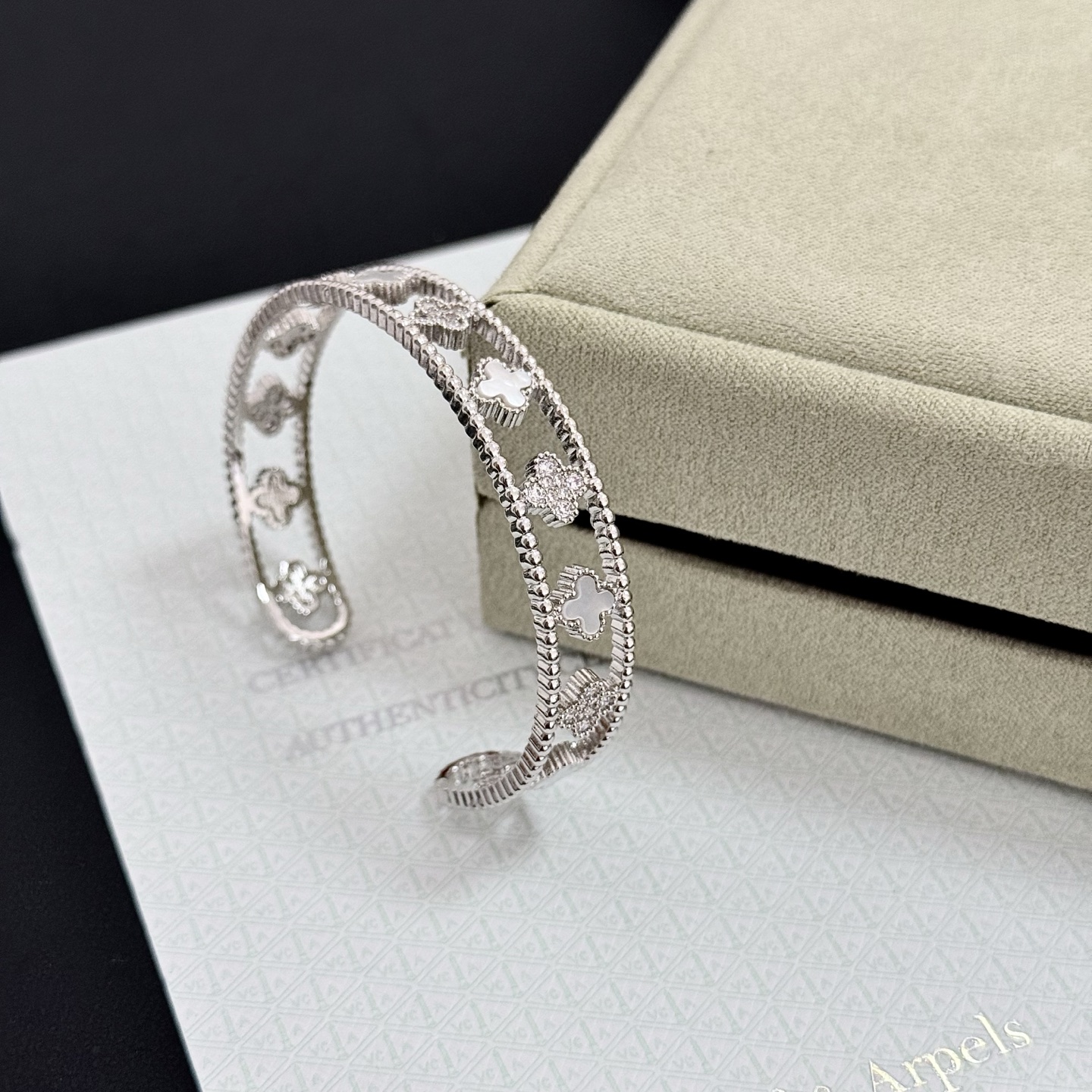 Pulsera Van Cleef Arpels Perlee Clovers Oro blanco plateado con detalles de nácar blanco y diamantes transparentes 17 cm